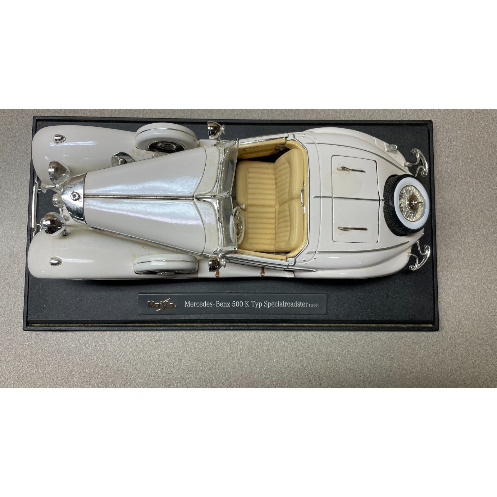 Maisto White 1936 Mercedes-Benz 500 K Typ Specialroadster 1:18 Scale Diecast Model overhead view on display stand