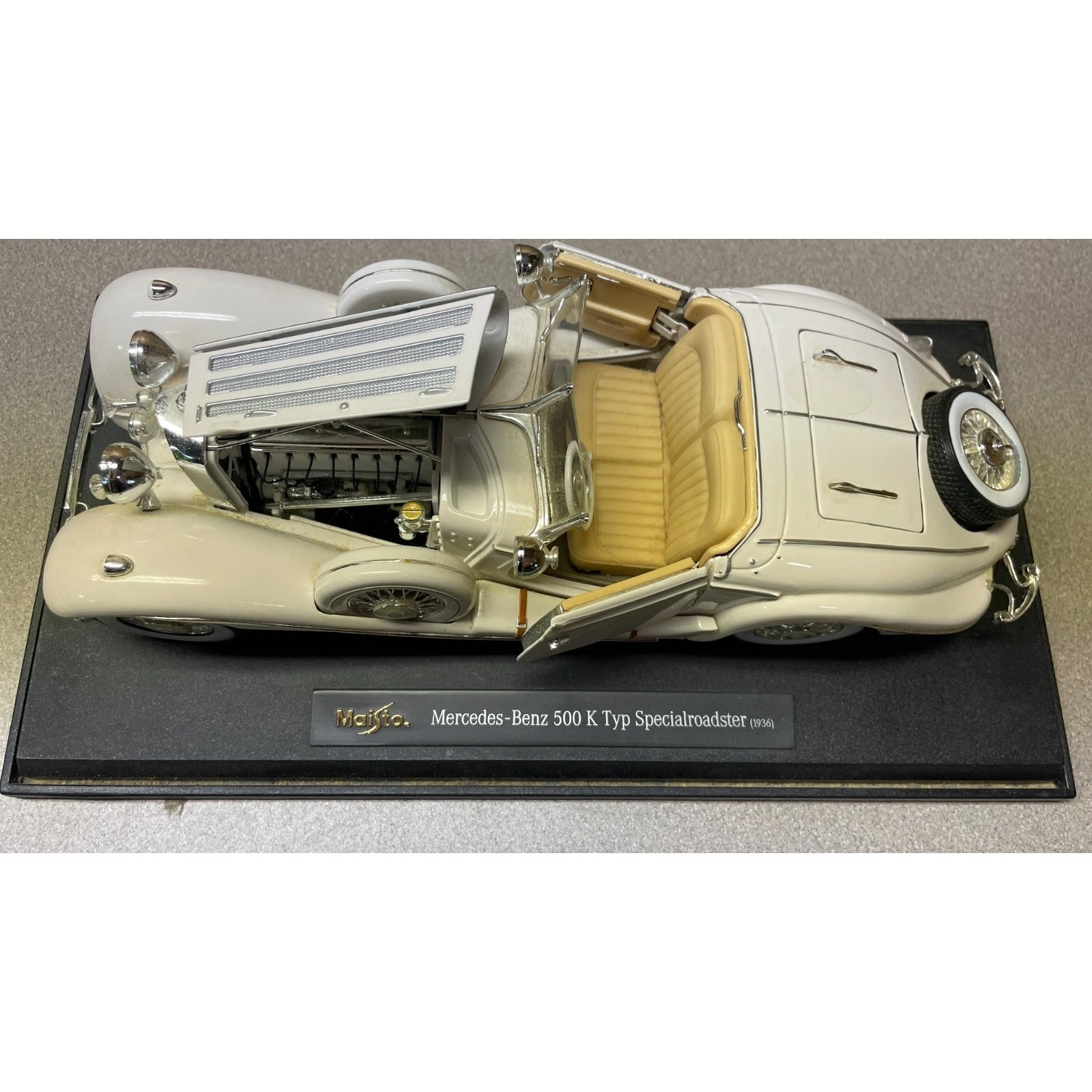 Maisto White 1936 Mercedes-Benz 500 K Typ Specialroadster 1:18 Scale Diecast Model overhead view with doors and hood open