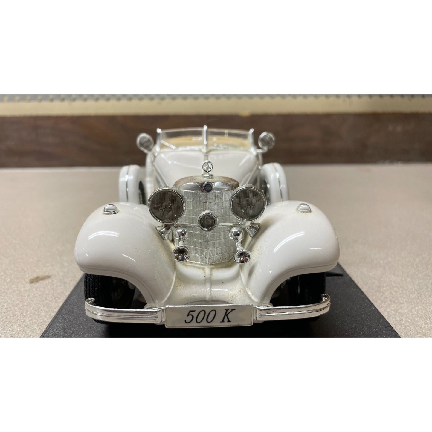 Maisto White 1936 Mercedes-Benz 500 K Typ Specialroadster 1:18 Scale Diecast Model front end view