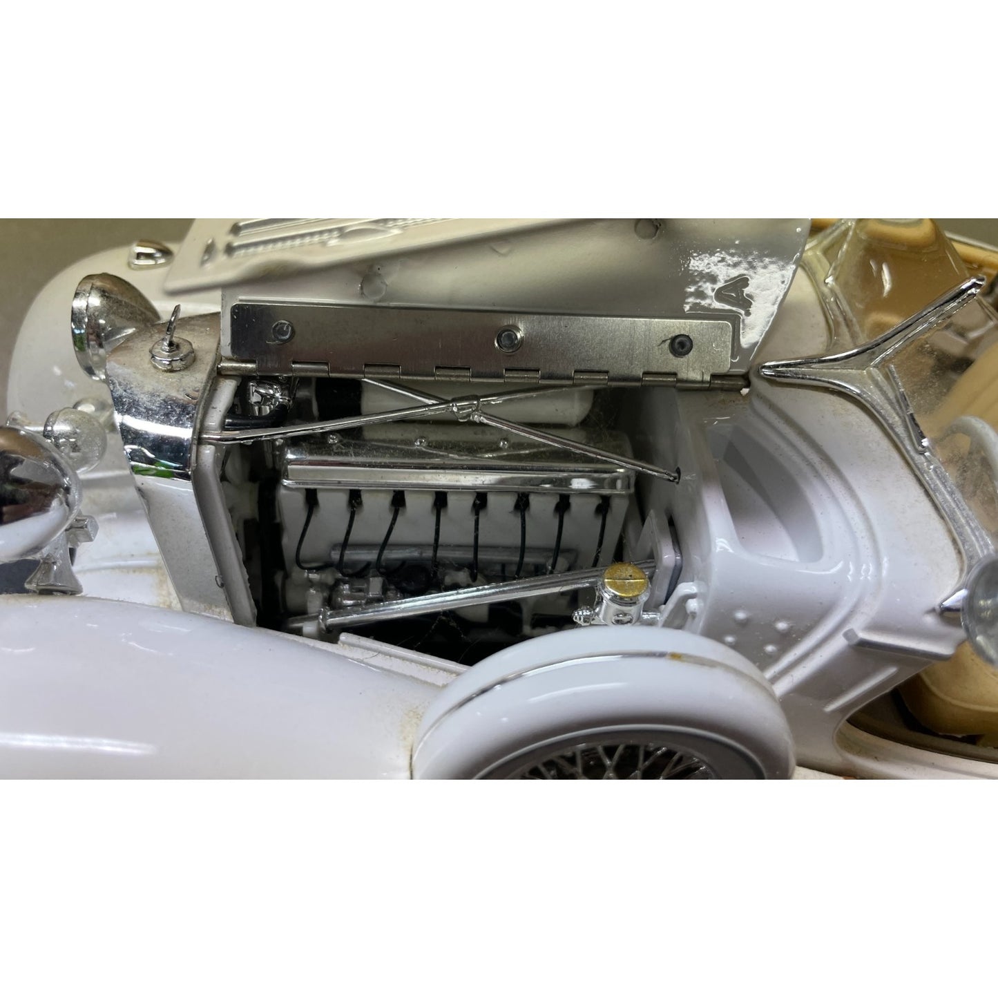 Maisto White 1936 Mercedes-Benz 500 K Typ Specialroadster 1:18 Scale Diecast Model closeup of open hood, engine detail