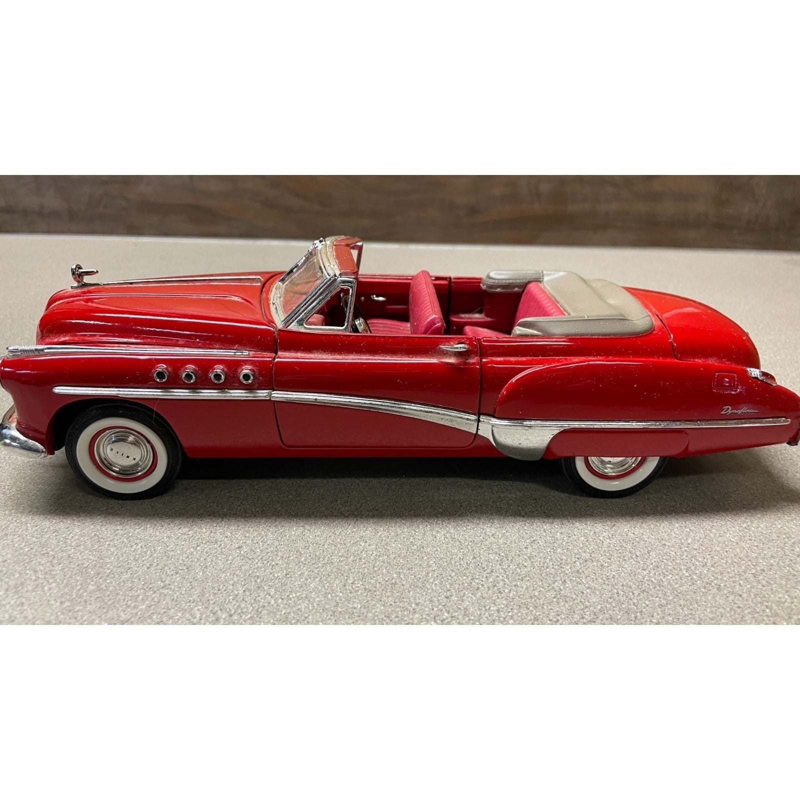 MotorMax 1949 Buick 1:18 Scale Diecast Model drivers side view