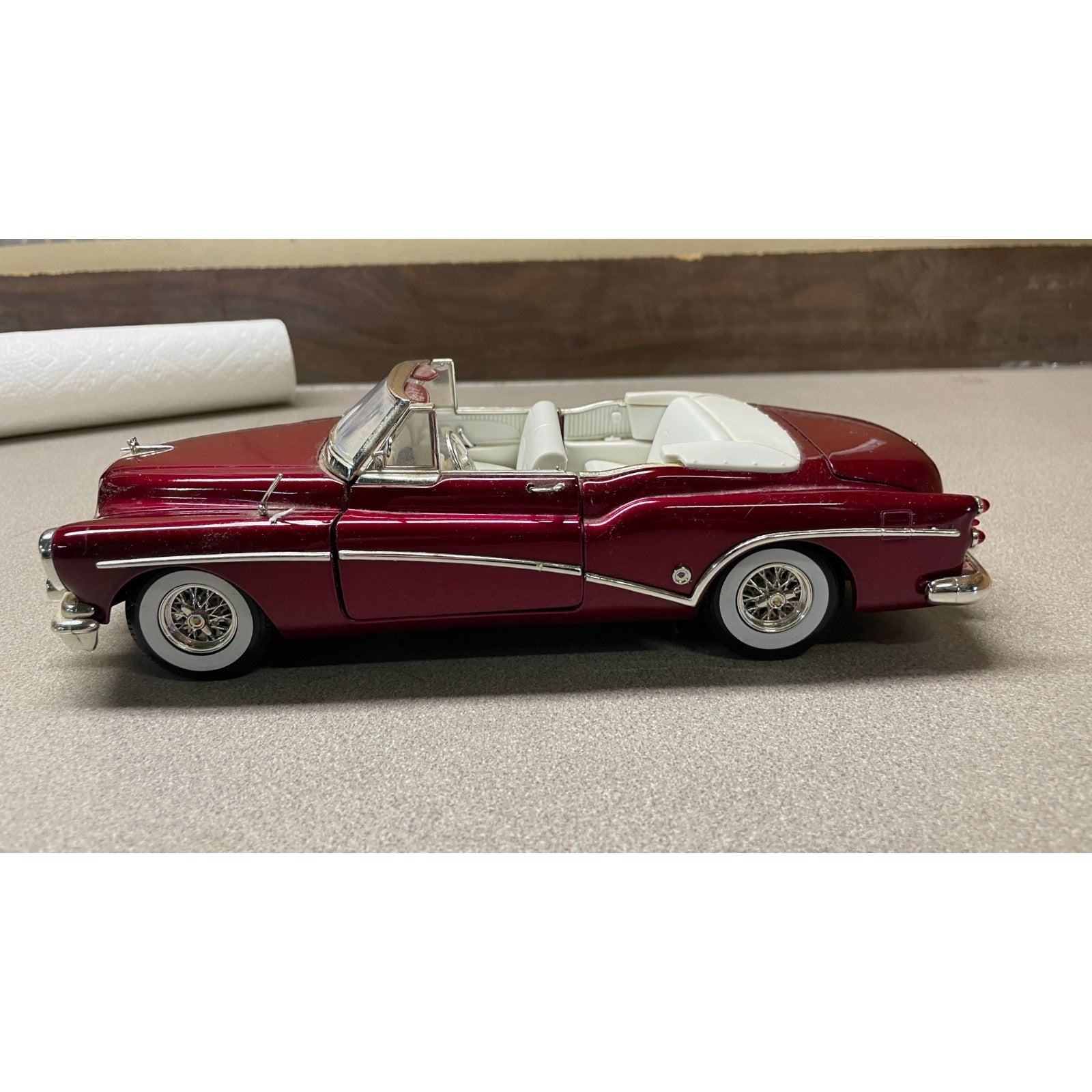 MotorMax 1953 Buick Skylark 1:18 Scale Diecast Model drivers side view