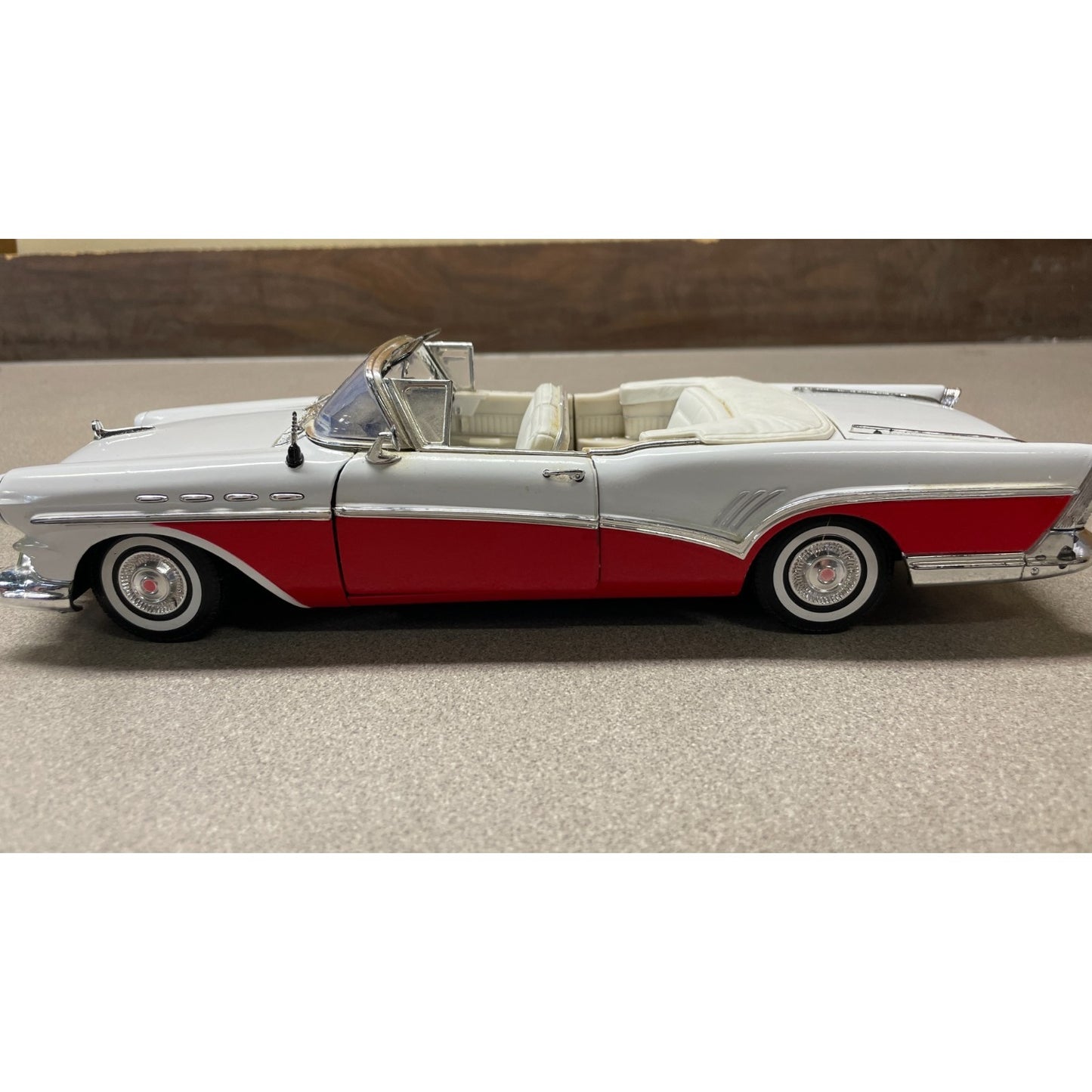 MotorMax 1957 Buick Roadmaster 1/18 Scale Model drivers side view