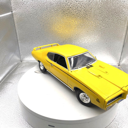 Motor Max 1969 Pontiac GTO "Judge" Yellow Die Cast, Scale: 1/18, 73133 passenger side/front end view