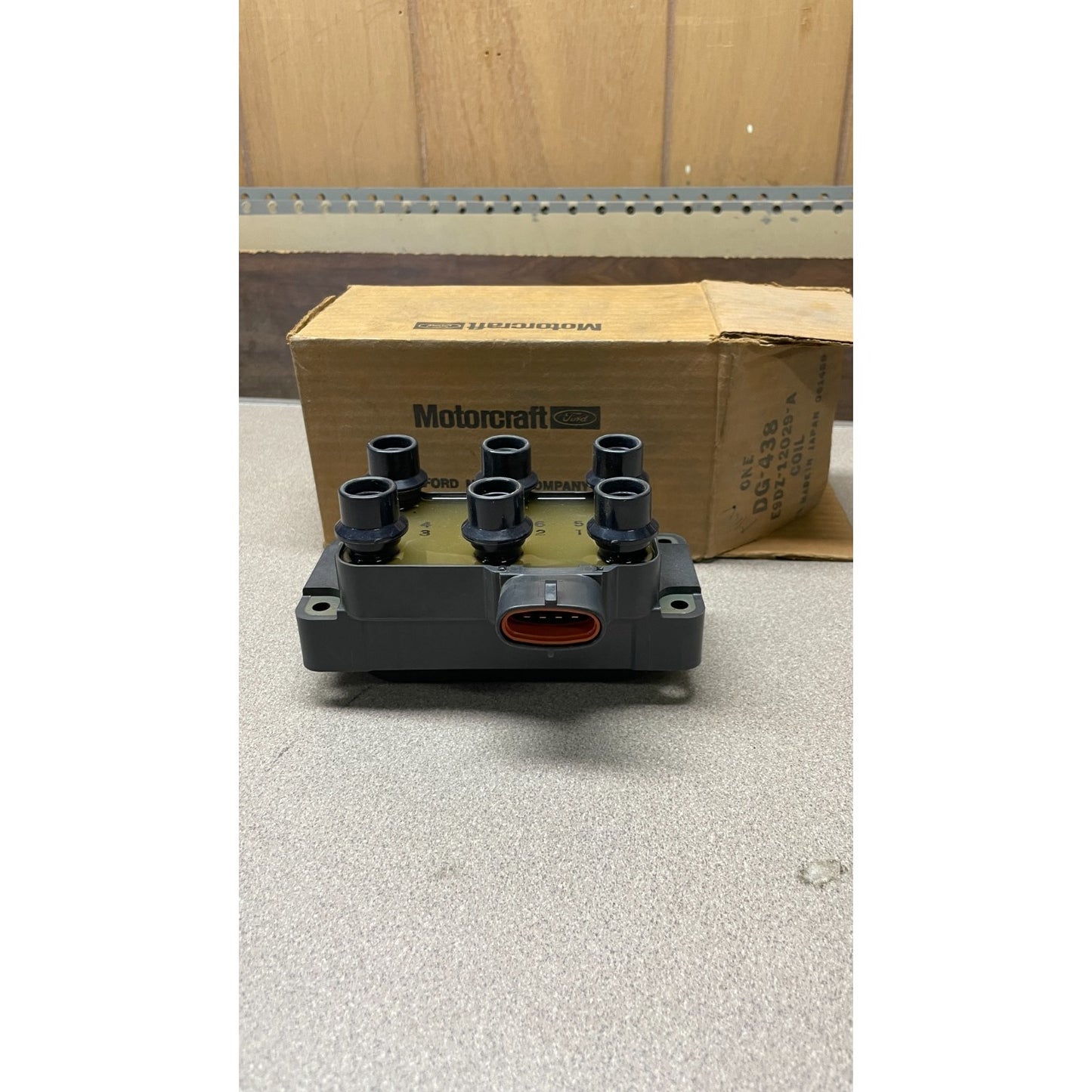 Motorcraft FORD 12 Volt Ignition Coil, part E9DF-12029-AA, 029700-6770 front view with box