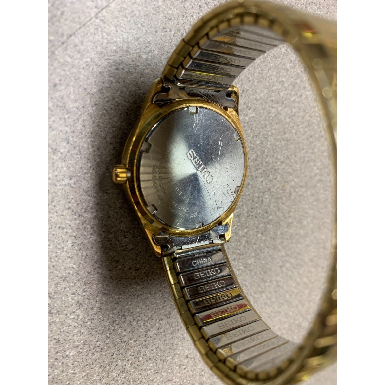 Vintage Seiko Quartz Watch Gold 7N43-9251 RZ Japan back of watch shows minor scratches