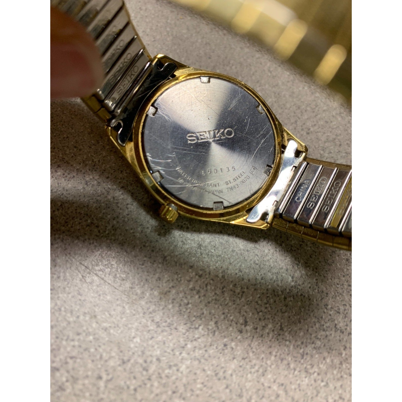 Vintage Seiko Quartz Watch Gold 7N43-9251 RZ Japan back of watch shows minor scratches