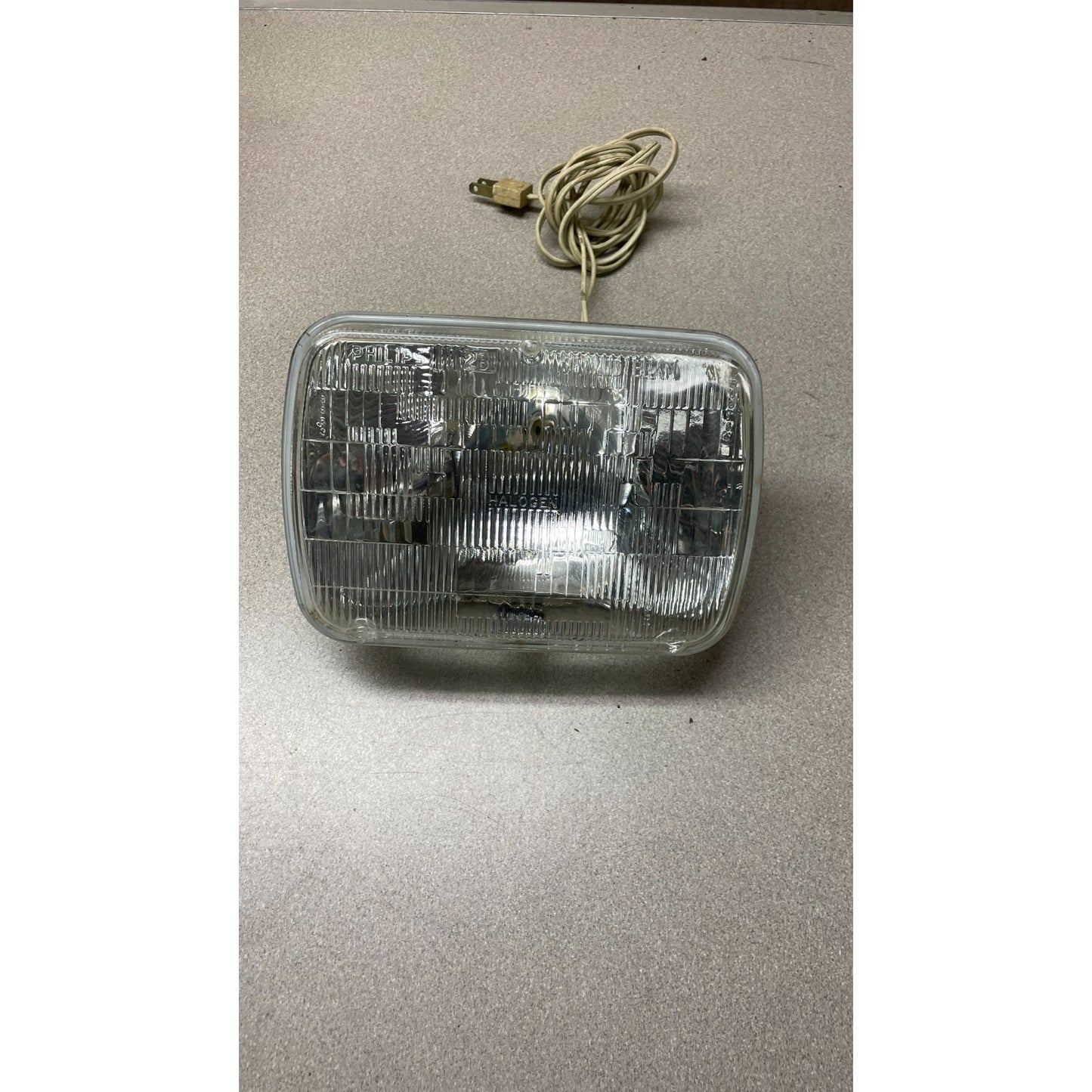 Philips 2B1 Halogen AC Light front view with cord