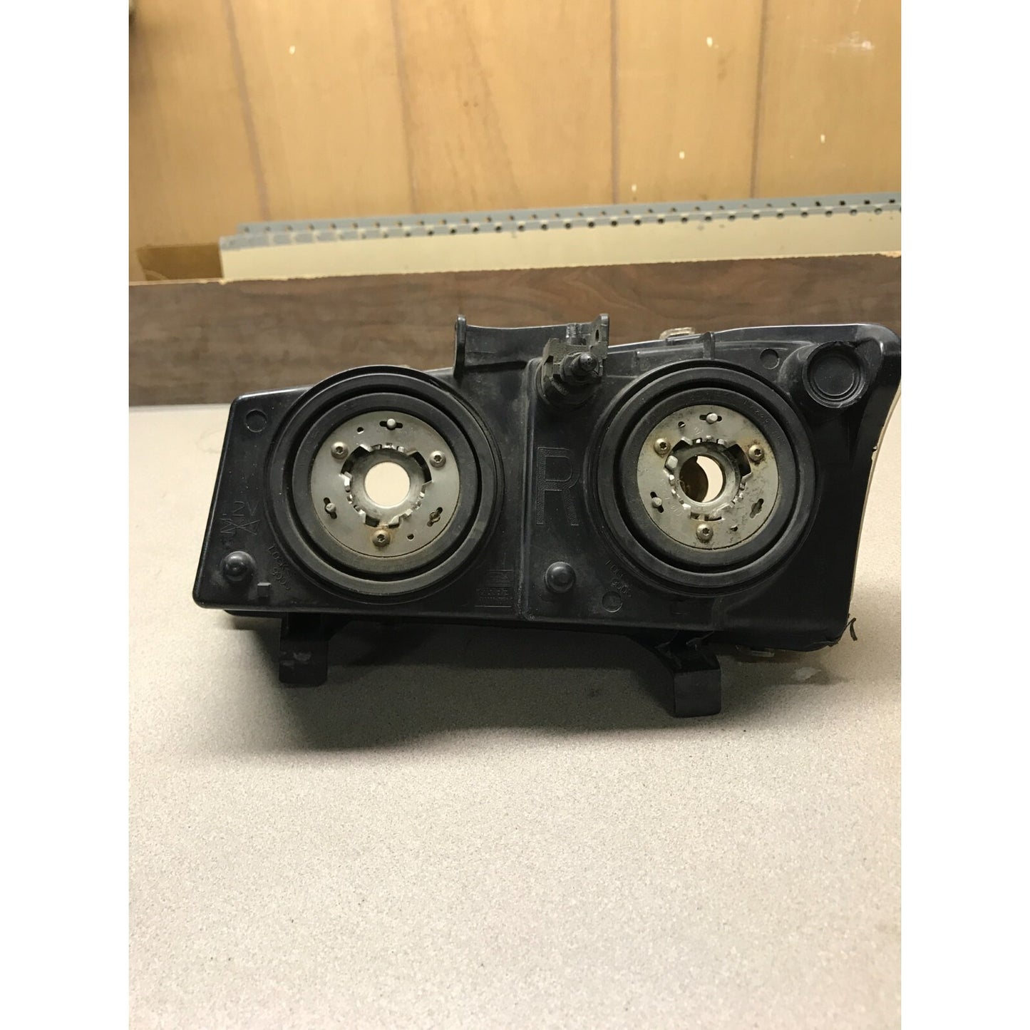 GM 16530938 Right Top Headlight Lens, Fits 2003 Chevy Silverado 2500HD back view