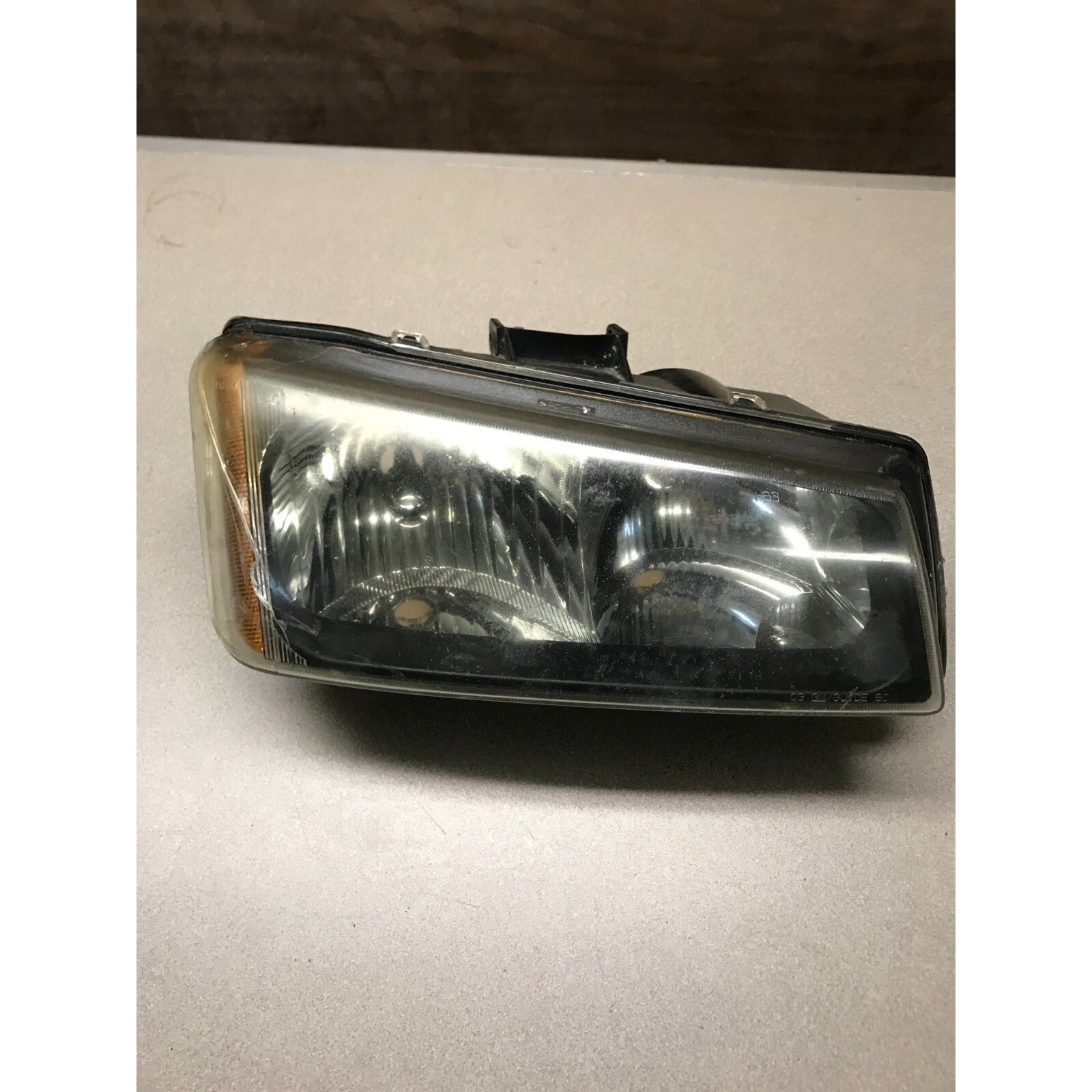 GM 16530938 Right Top Headlight Lens, Fits 2003 Chevy Silverado 2500HD