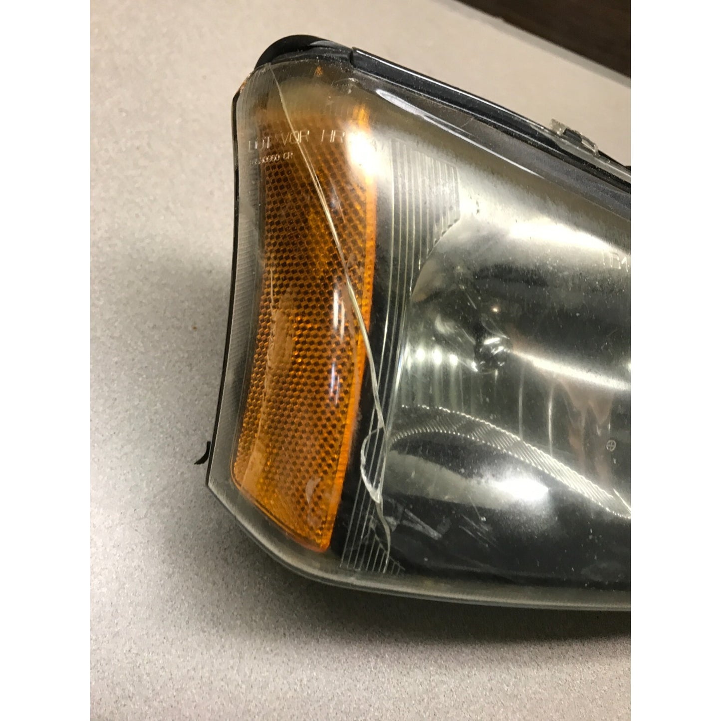 GM 16530938 Right Top Headlight Lens, Fits 2003 Chevy Silverado 2500HD crack close up