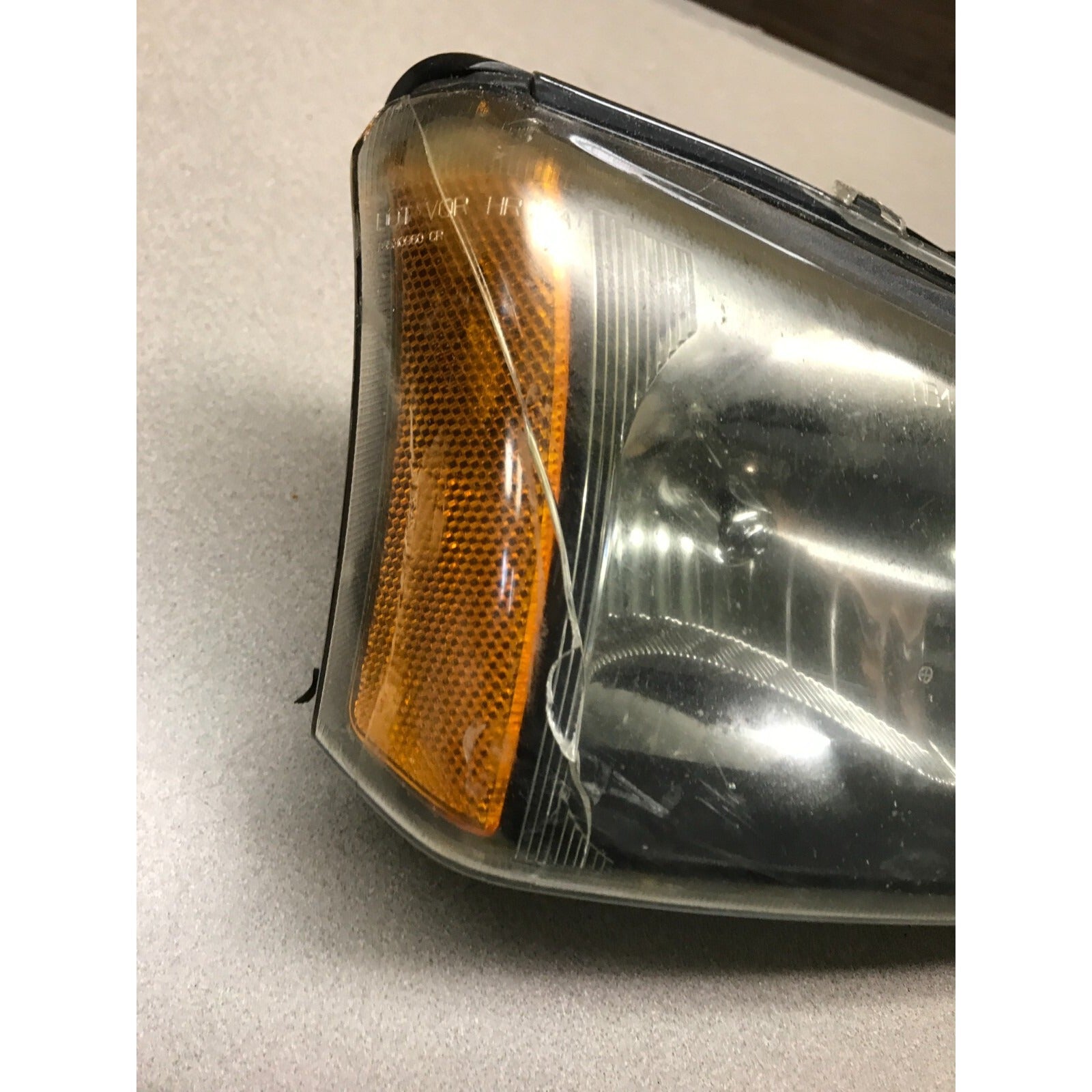 GM 16530938 Right Top Headlight Lens, Fits 2003 Chevy Silverado 2500HD crack close up