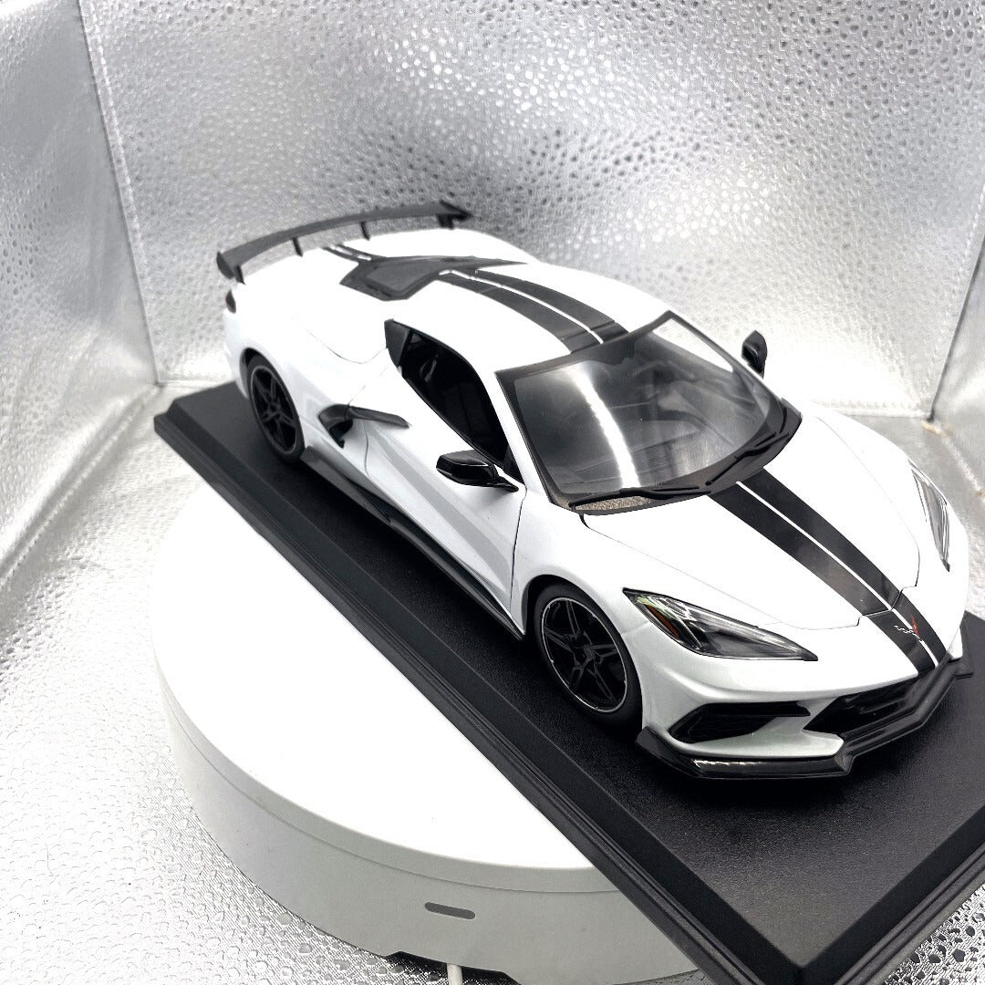 Maisto 2020 Chevrolet Corvette Stingray Coupe White Die Cast with Base, Scale: 1/18 passenger/front view
