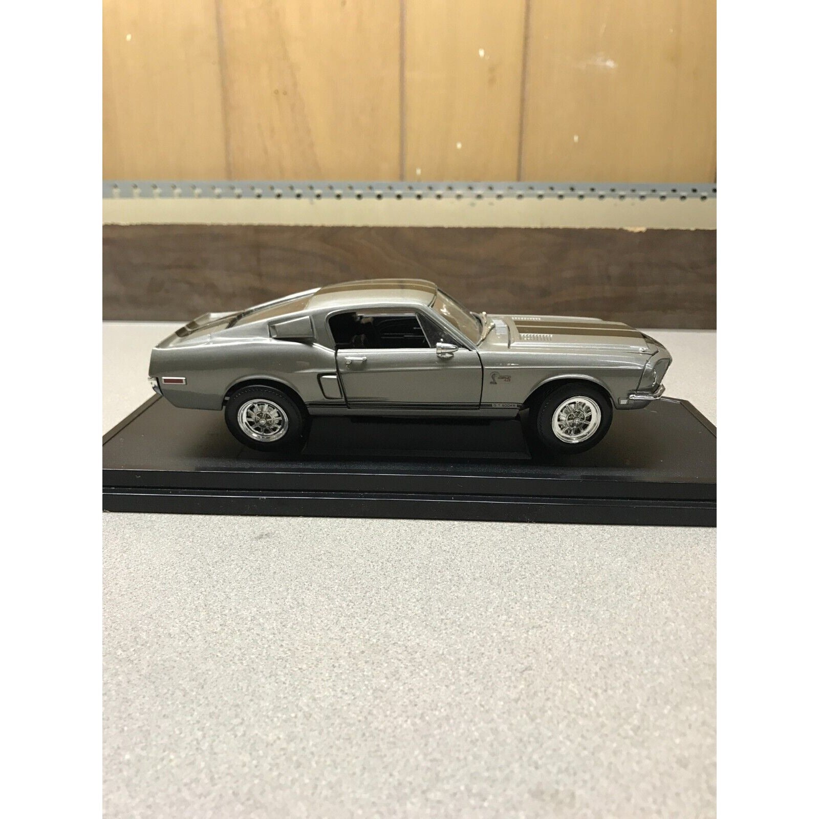Road Signature 1968 Shelby GT-500KR Grey Die Cast, 1/18 Scale With Base passenger side view