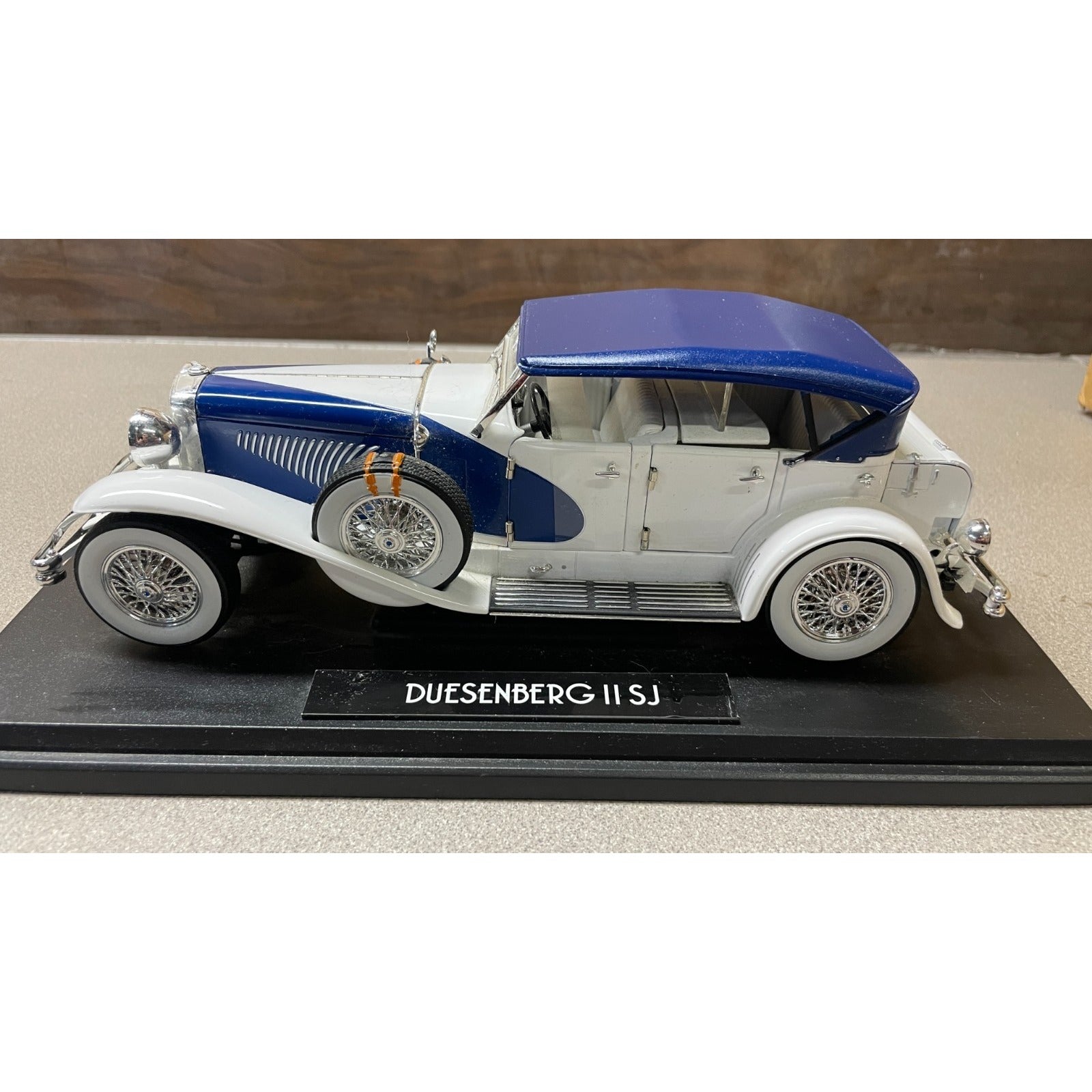 Road Signature Duesenberg II SJ 1:18 Scale Diecast Model - White &amp; Blue drivers side view on display platform