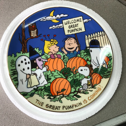 The Danbury Mint Peanuts Magical Moments Plates "The Great Pumpkin is Coming!," Serial No. A4119 front of plate