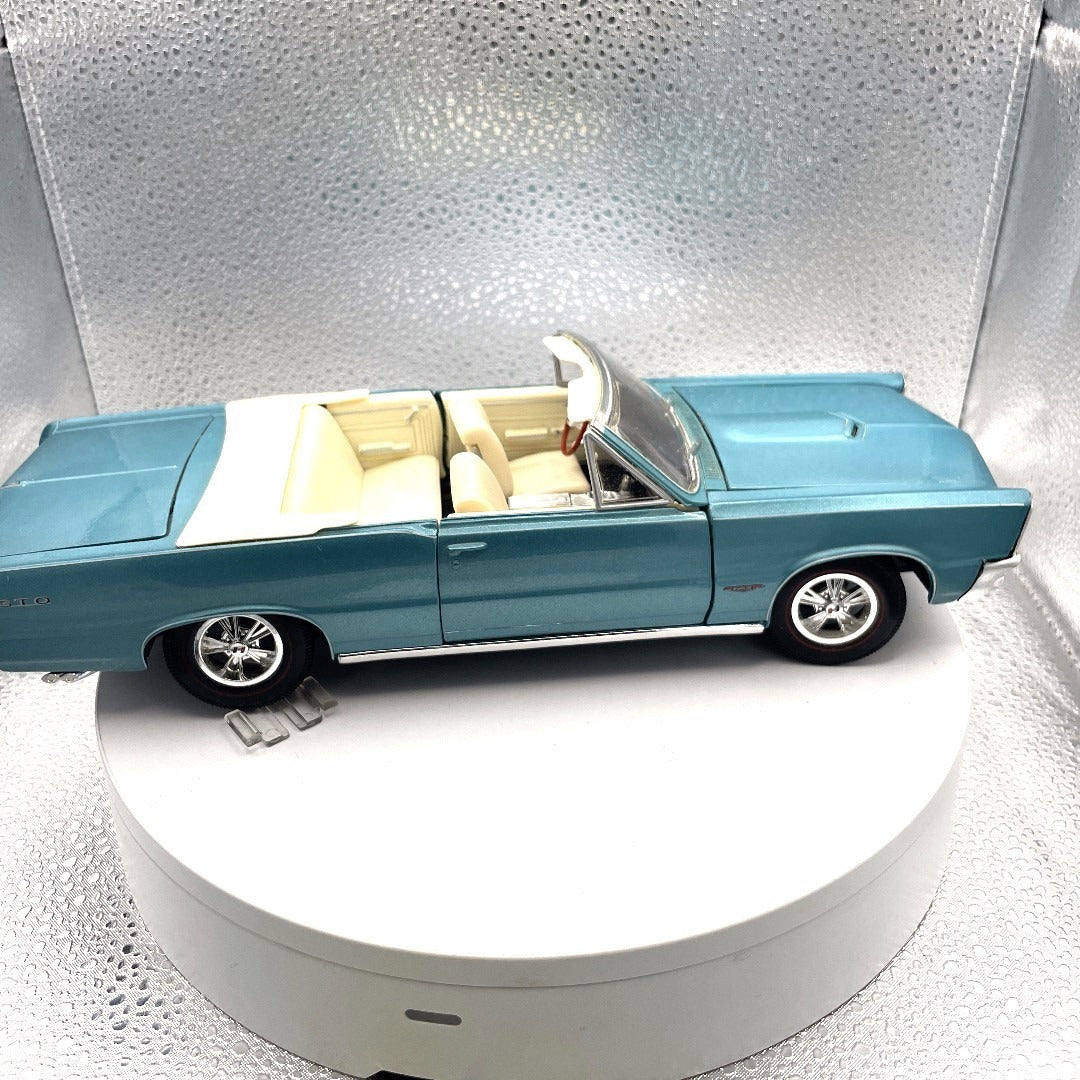 Maisto 1965 Pontiac GTO Convertible Light Blue Die Cast, Scale: 1/18, Special Edition passenger side view