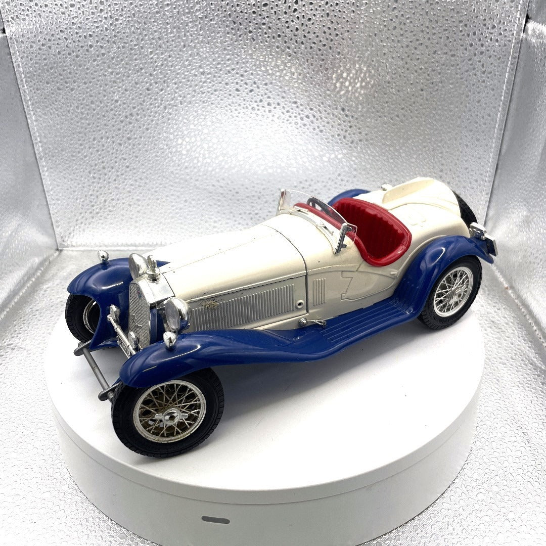 Burago 1932 Alfa Romero 2300 Spider Red White Blue Die Cast, Scale: 1/18, No. 3008 front end/drivers side view