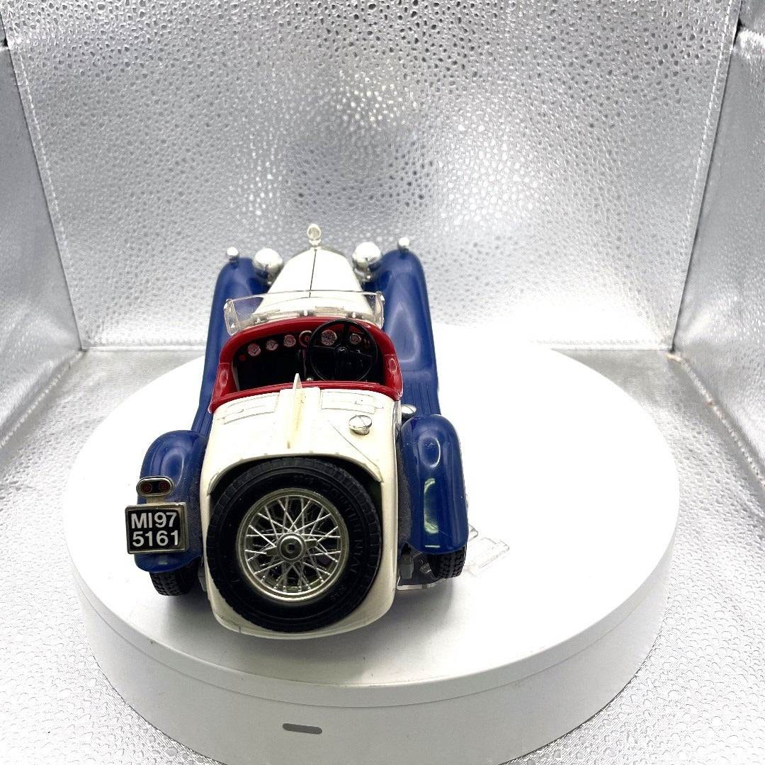 Burago 1932 Alfa Romero 2300 Spider Red White Blue Die Cast, Scale: 1/18, No. 3008 back end/trunk view