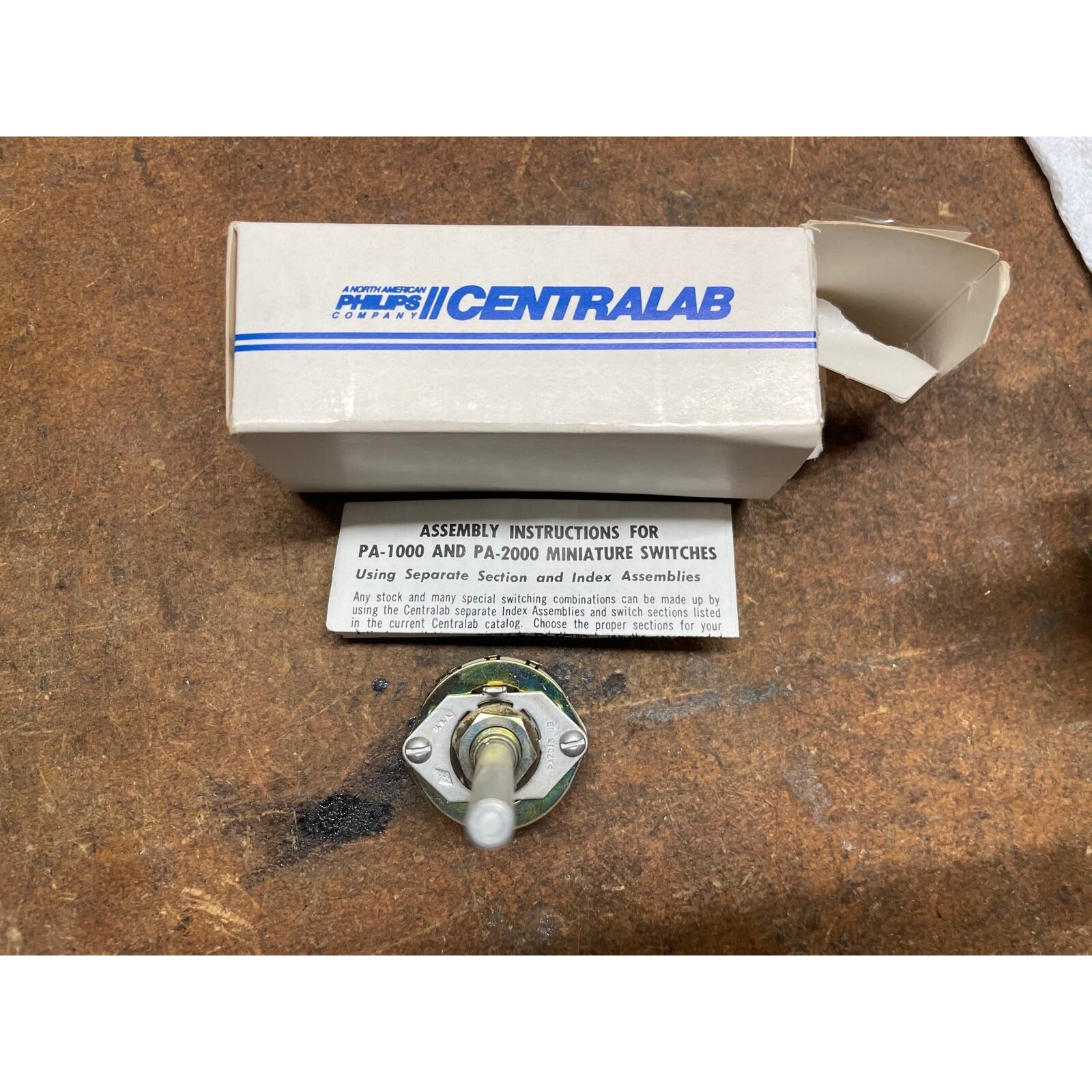 CENTRALAB PA-2015 ROTARY SWITCH 5-POL-3 POS NON-SHORTING STEATITE NIB bottom view of switch with instructions and box