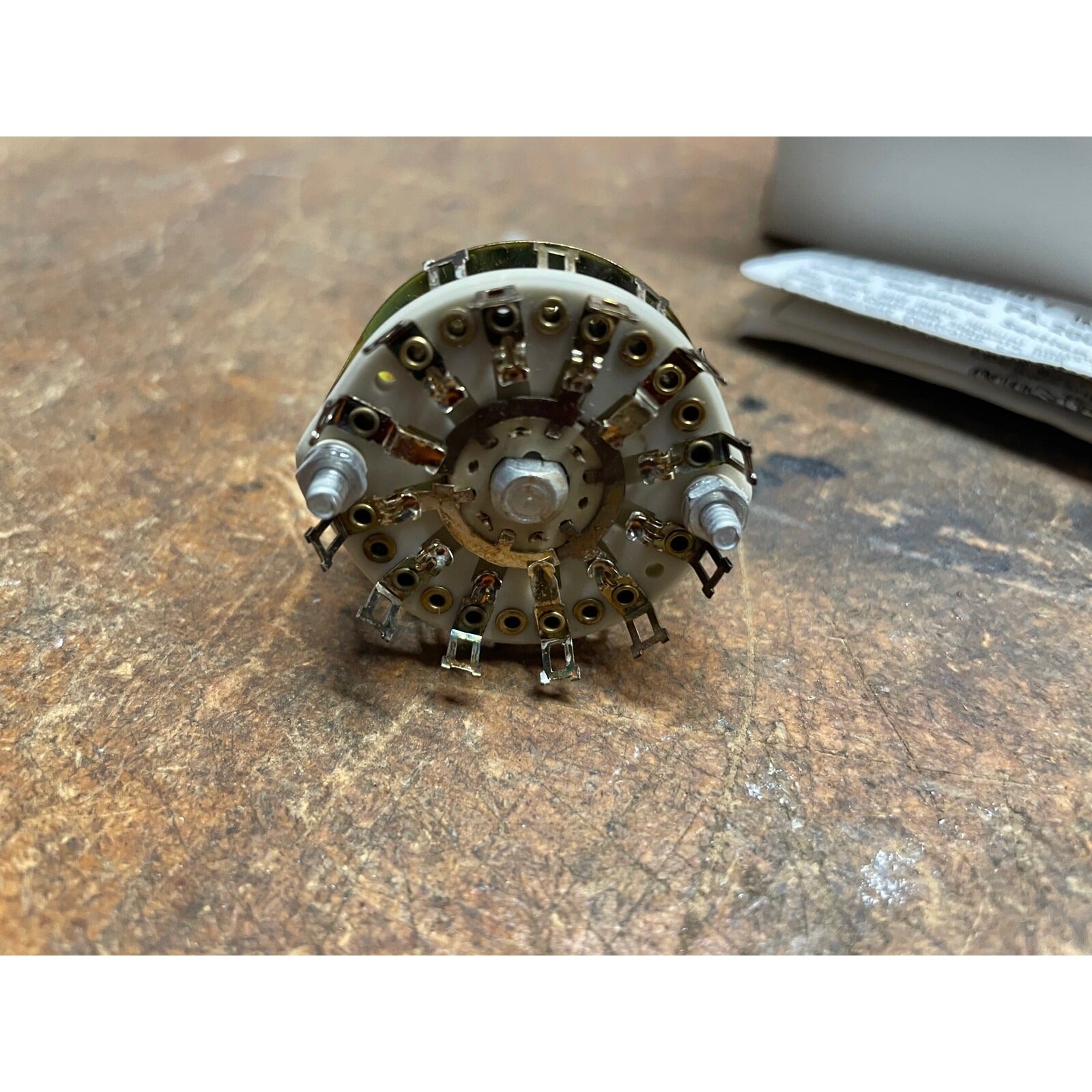 CENTRALAB PA-2015 ROTARY SWITCH 5-POL-3 POS NON-SHORTING STEATITE NIB front view of switch closeup