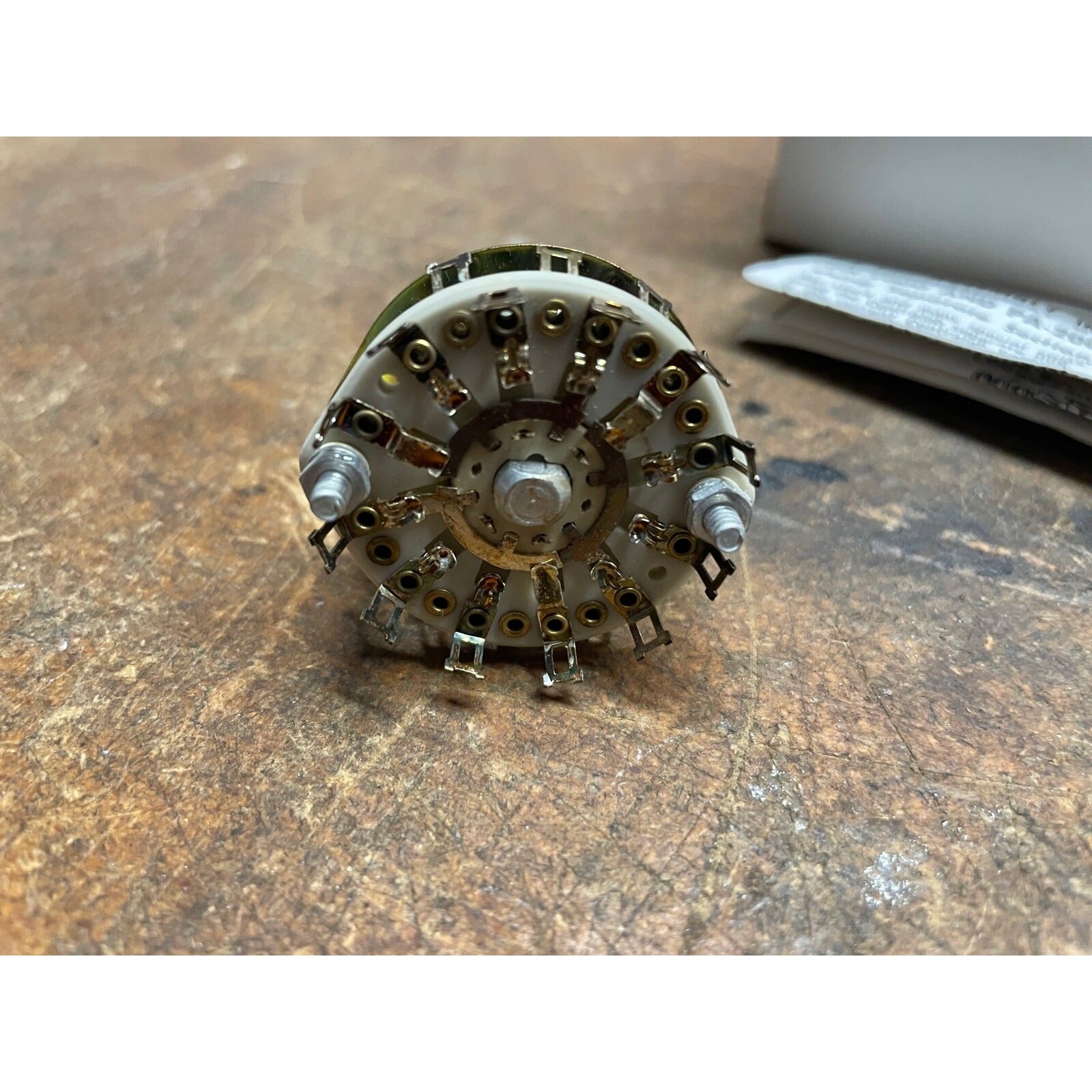 CENTRALAB PA-2015 ROTARY SWITCH 5-POL-3 POS NON-SHORTING STEATITE NIB front view of switch closeup