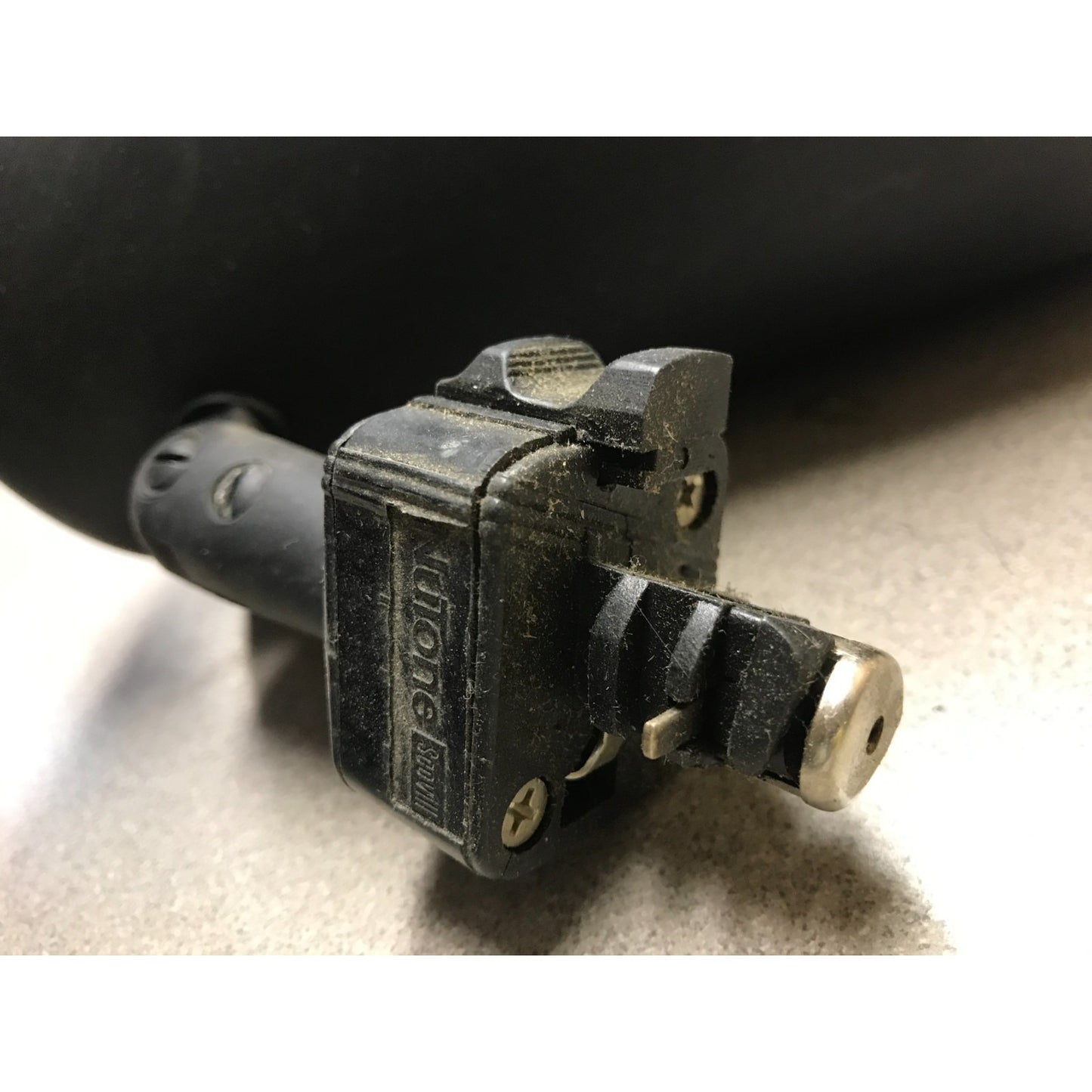 Pair of NuTone Scovill Model 685-13 Black Adjustable Can/Stage Lights closeup of connector