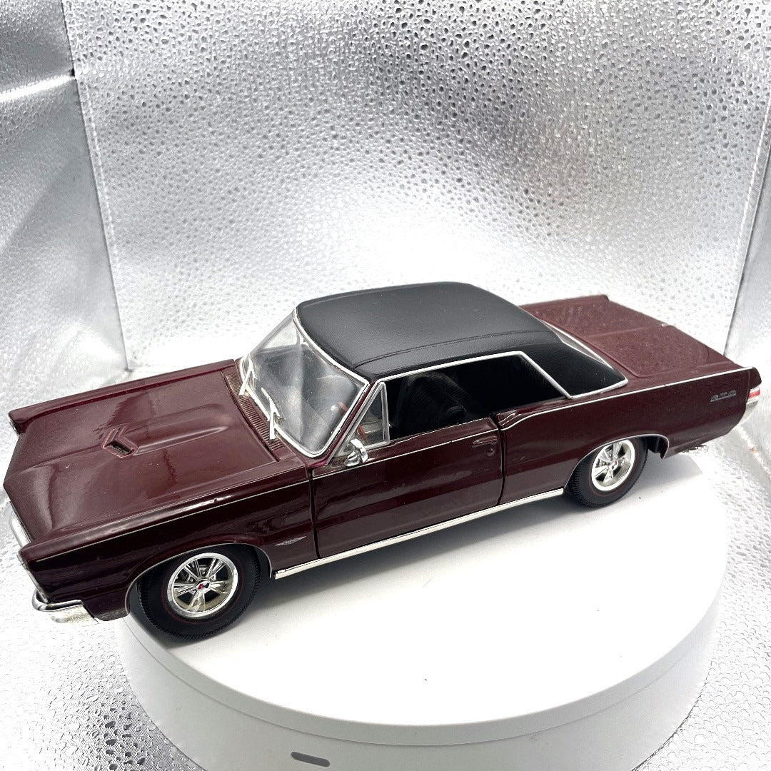 Maisto 1965 Pontiac GTO Special Edition Maroon Die Cast, Scale: 1/18 front end/drivers side view