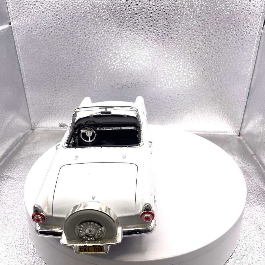 Motor Max 1956 Ford Thunderbird White Die Cast Convertible, Scale: 1/18, No. 73173 back end/trunk view with spare tire