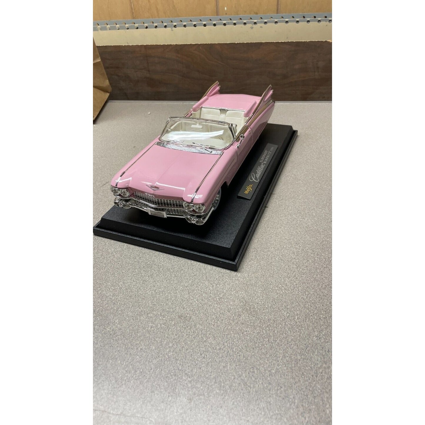 Maisto 1959 Eldorado Biarritz Pink Die Cast, Scale: 1/18 front view