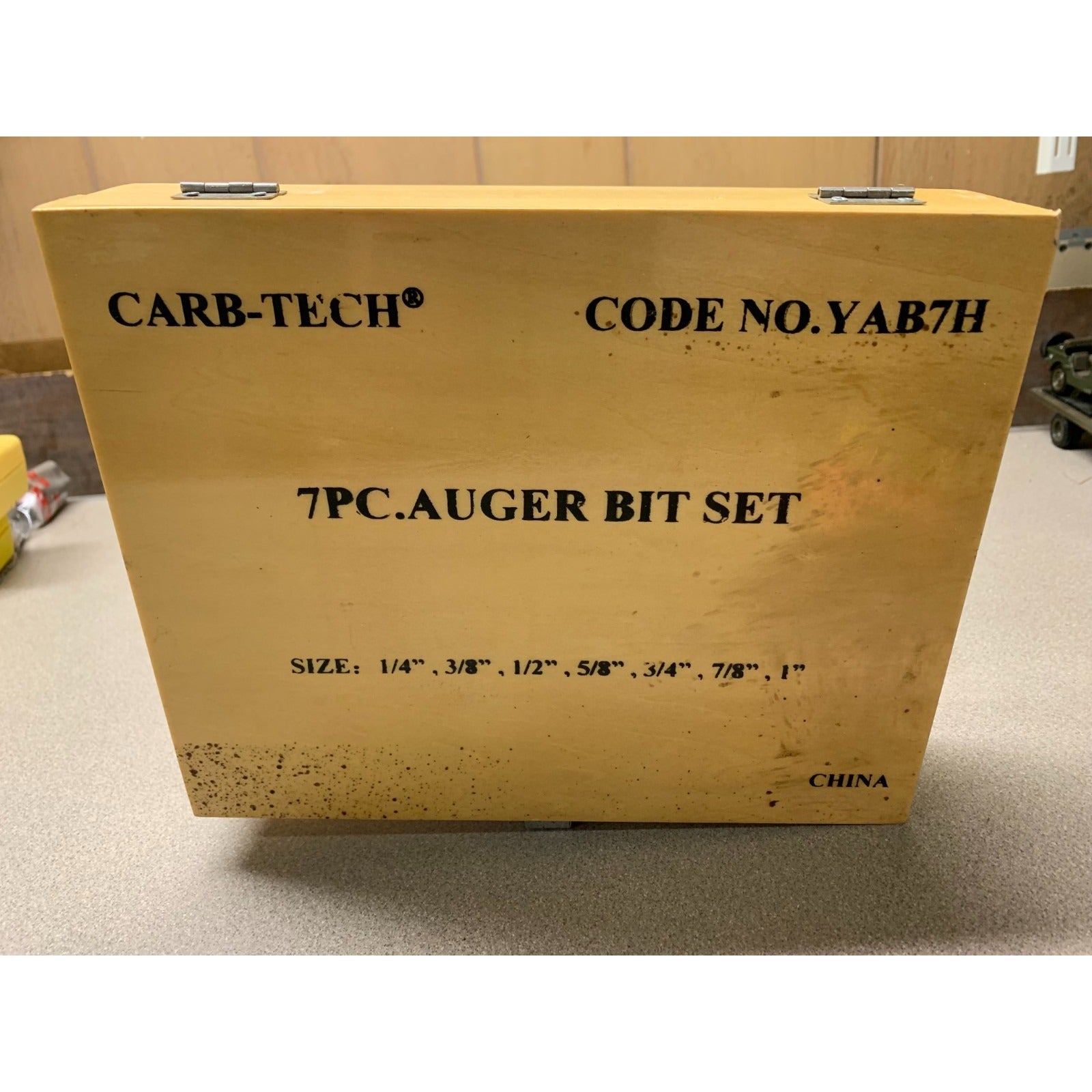 7 Piece Auger Bit Set Carb-Tech - Includes Bit sizes 1/4", 3/8", 1/2", 5/8", 3/4", 7/8", 1" front of wooden case indicating manufacturer and sizes included