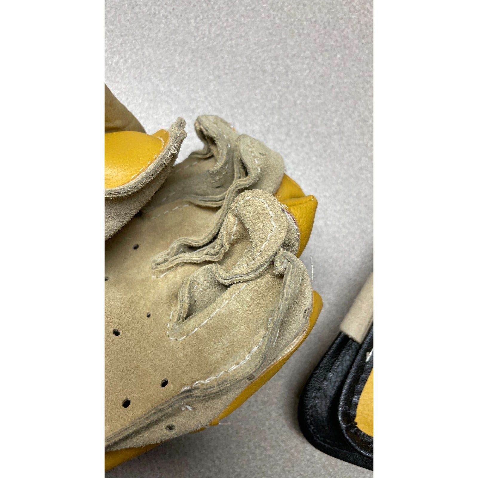 Cooper HG1 Canadian Hockey Gloves Vintage Stitched with Nylon finger close up