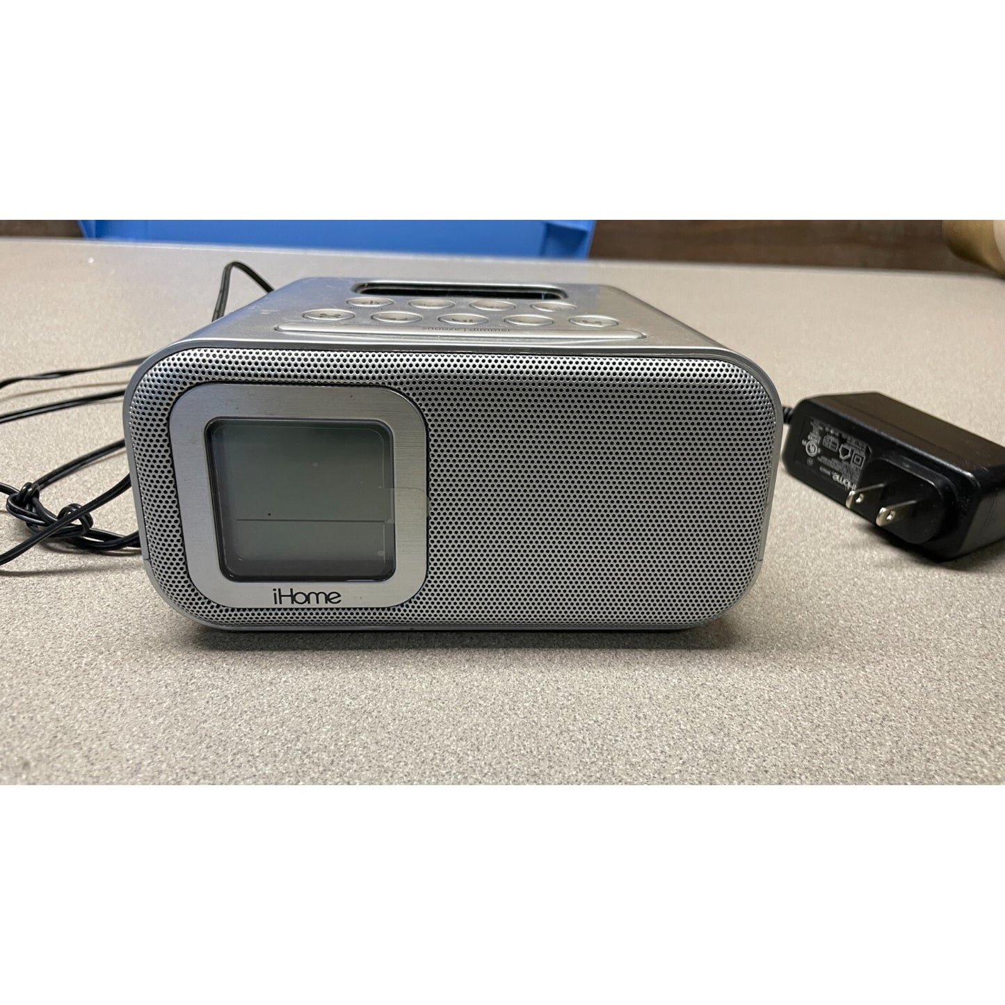 iHome iH22 Music Player, Battery and Plug In. 30pin connector front view 