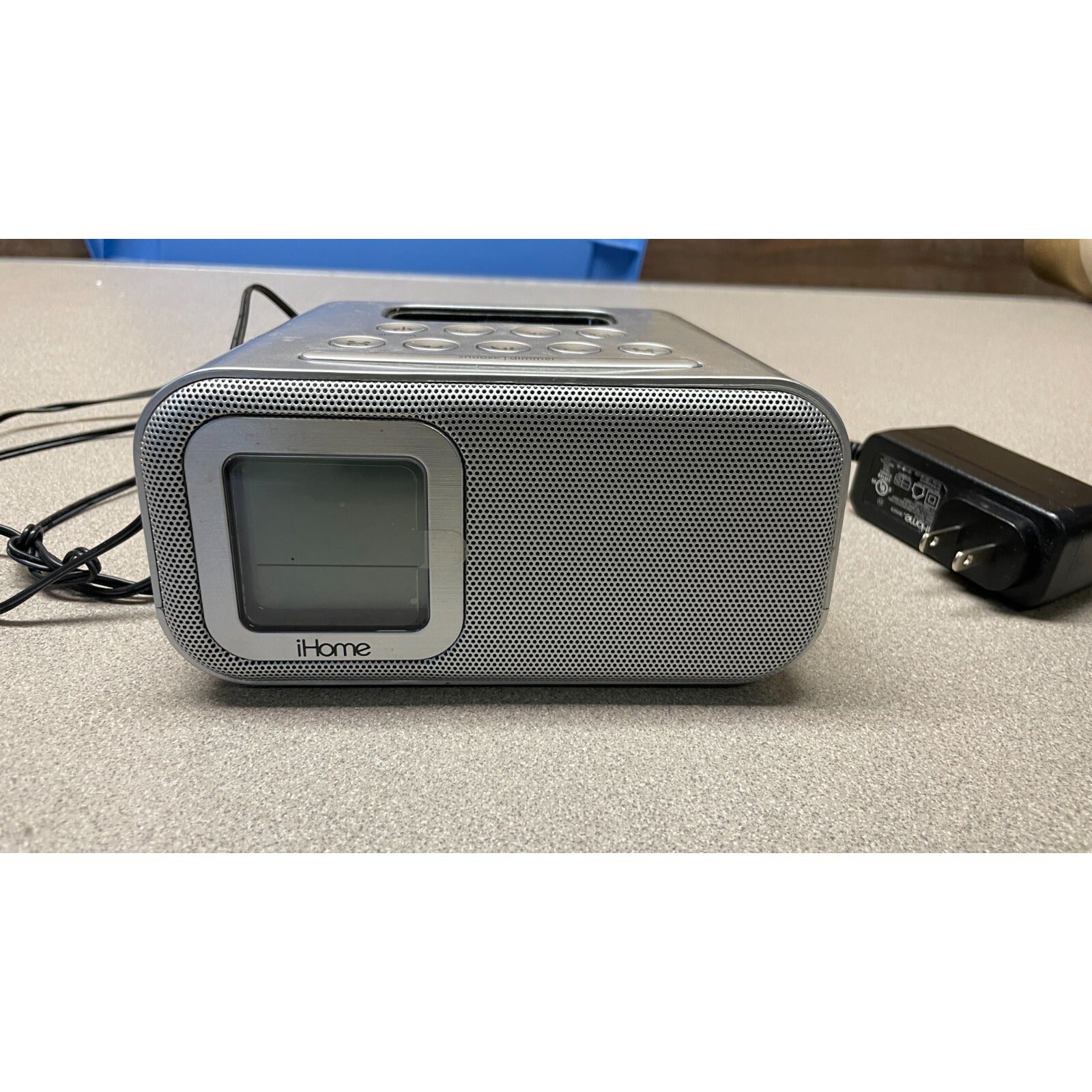 iHome iH22 Music Player, Battery and Plug In. 30pin connector front view 