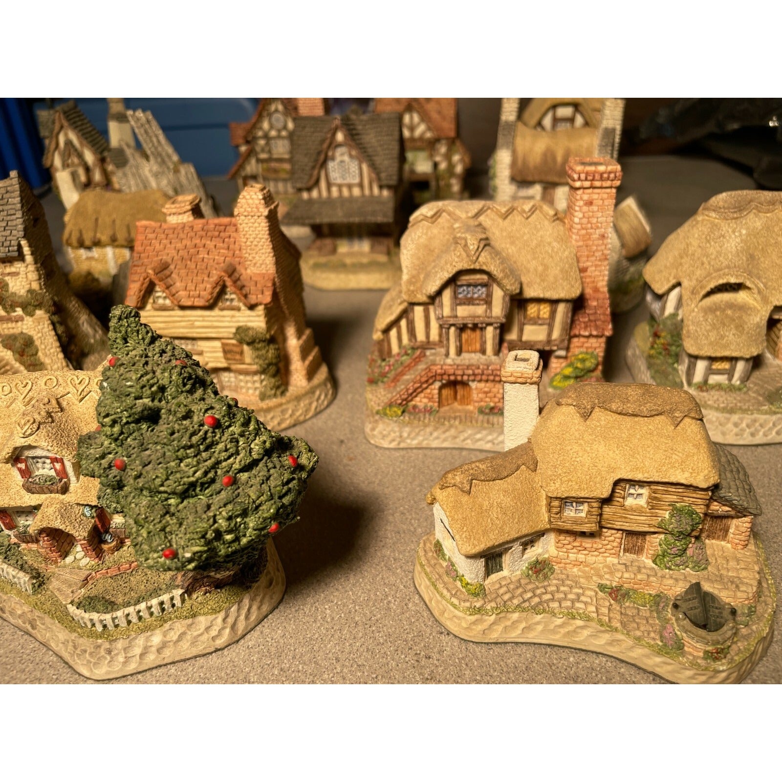David Winter Cottages - Lot of 16 close up