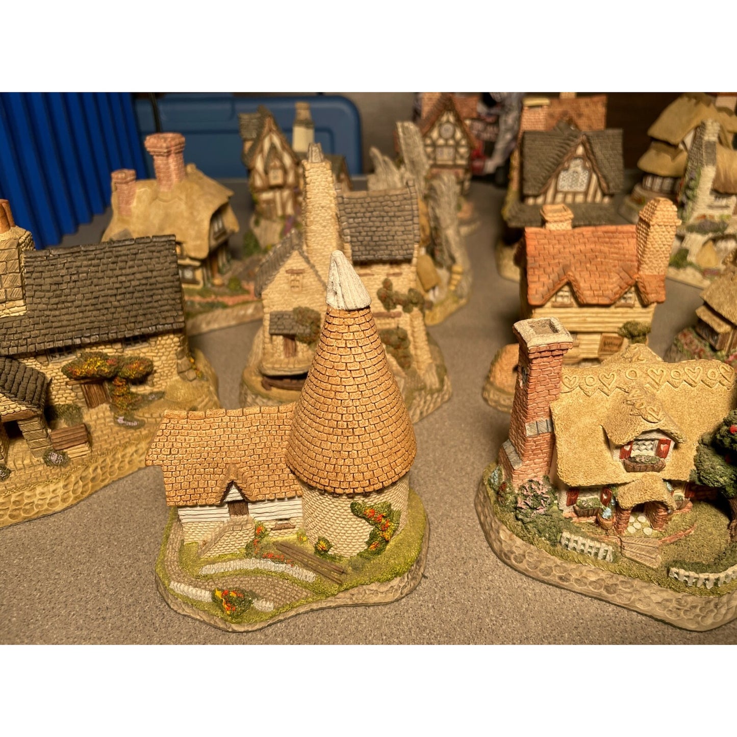 David Winter Cottages - Lot of 16 close up