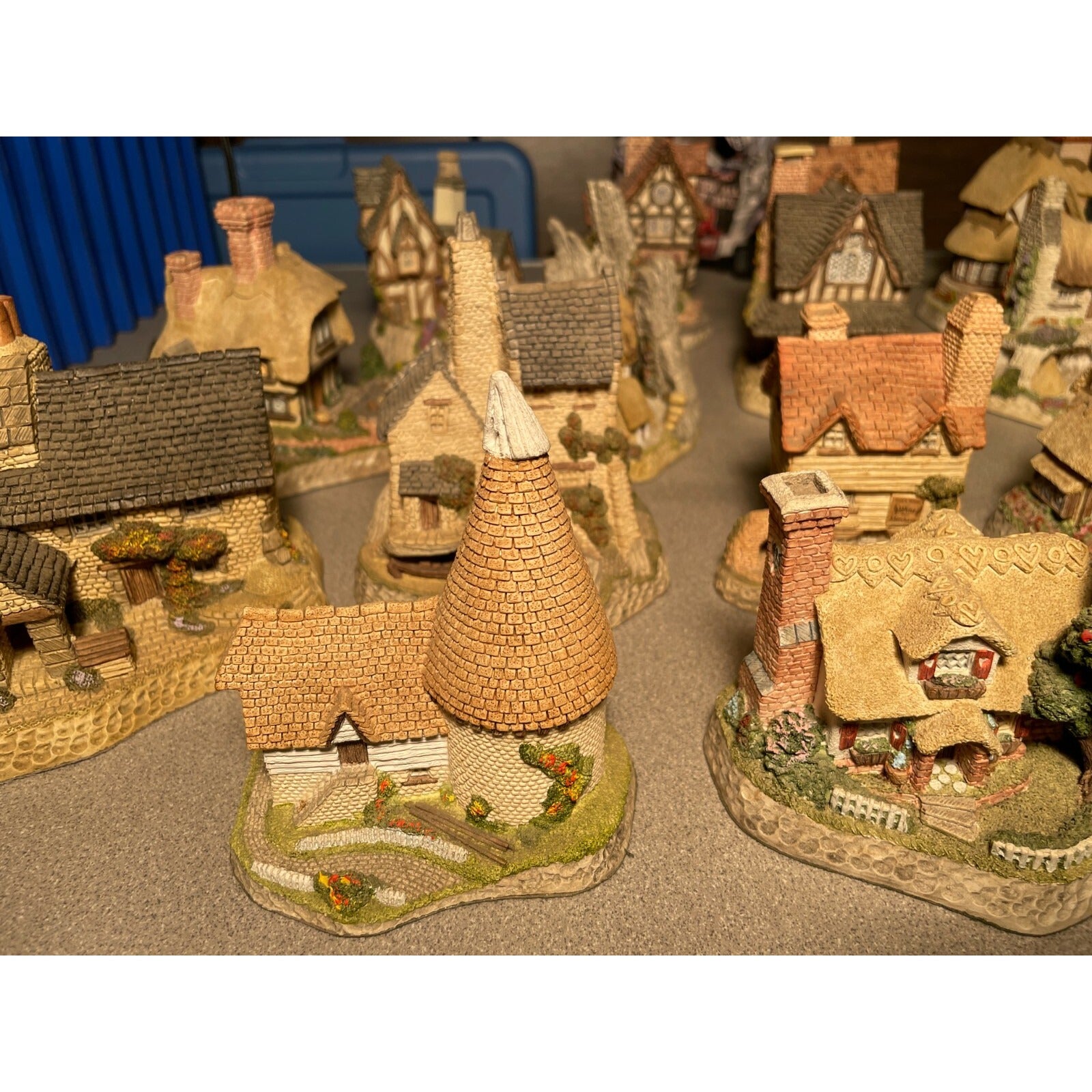 David Winter Cottages - Lot of 16 close up