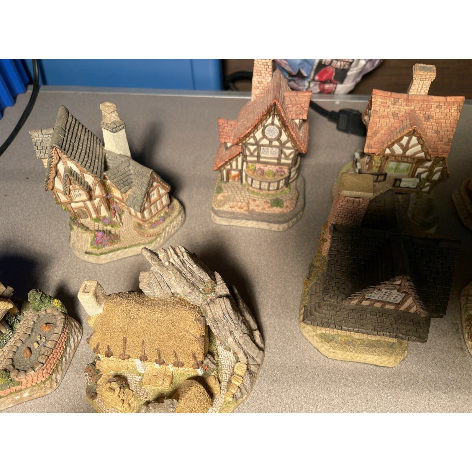 David Winter Cottages - Lot of 16 close up