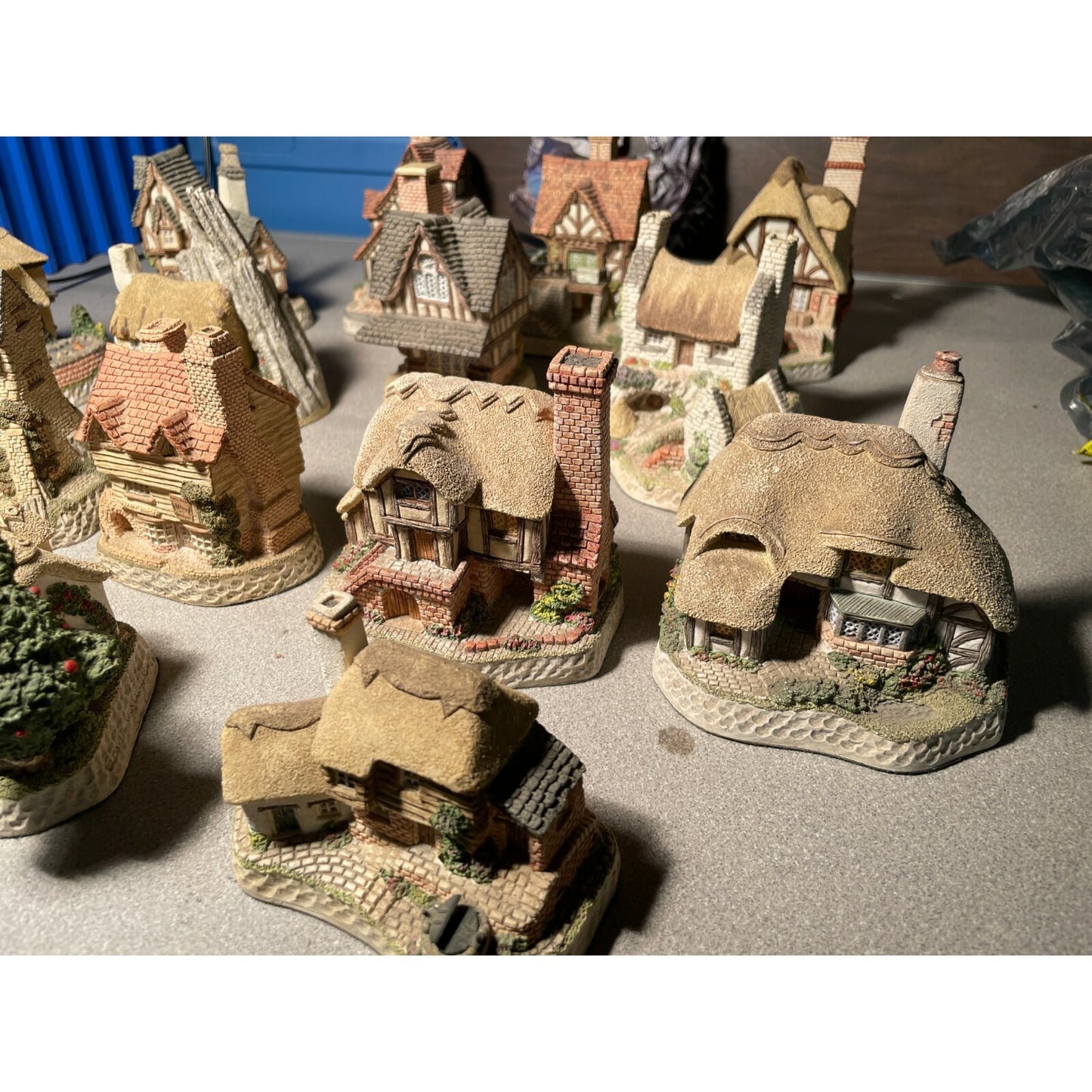 David Winter Cottages - Lot of 16 close up