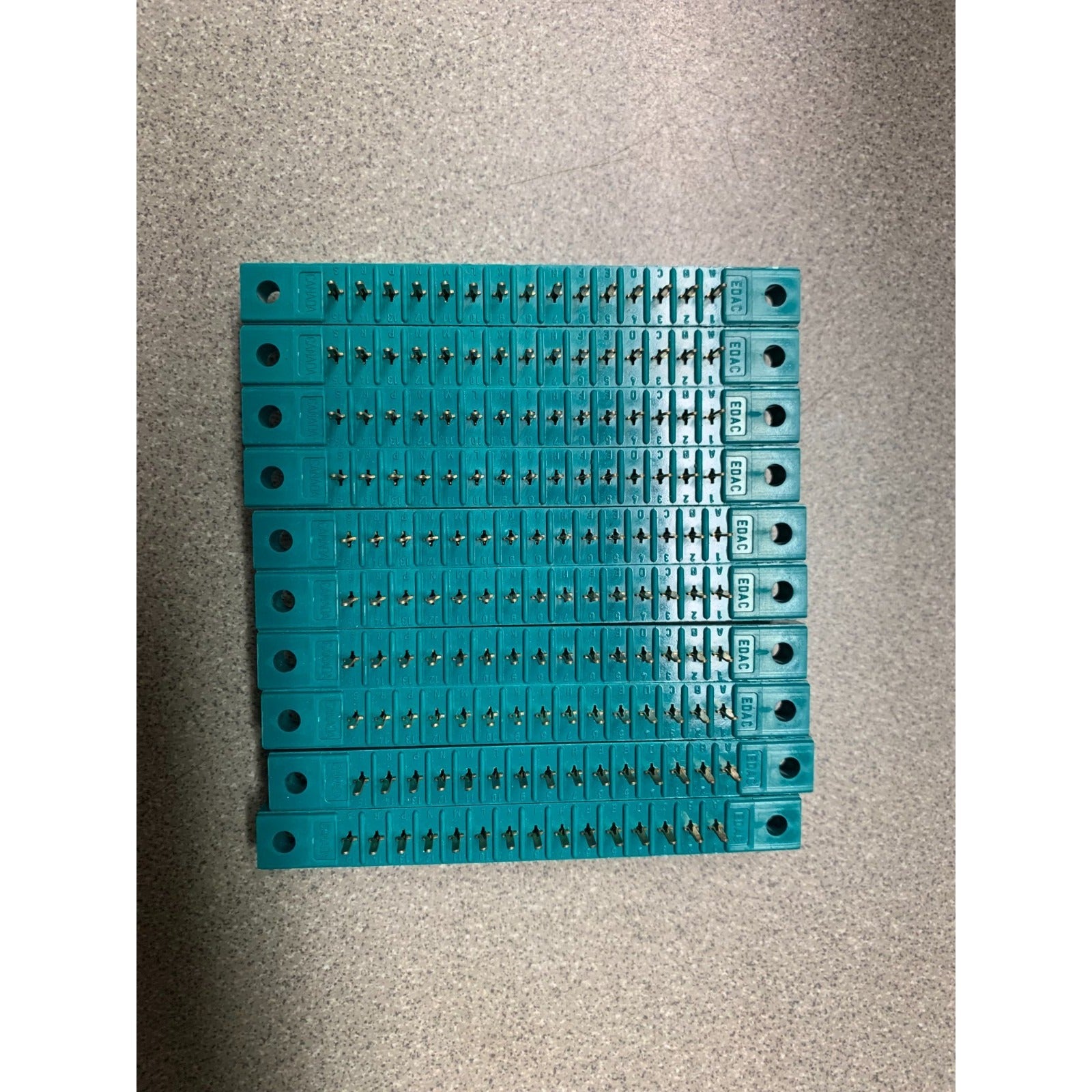 EDAC Inc. Standard Card Edge Connectors 15 Position 306-015-525-102 - Lot of 10 pin side view of lot of 10 connectors