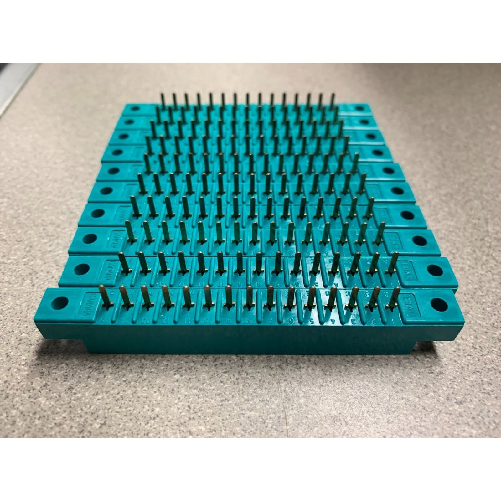 EDAC Inc. Standard Card Edge Connectors 15 Position 306-015-525-102 - Lot of 10 side view of connectors