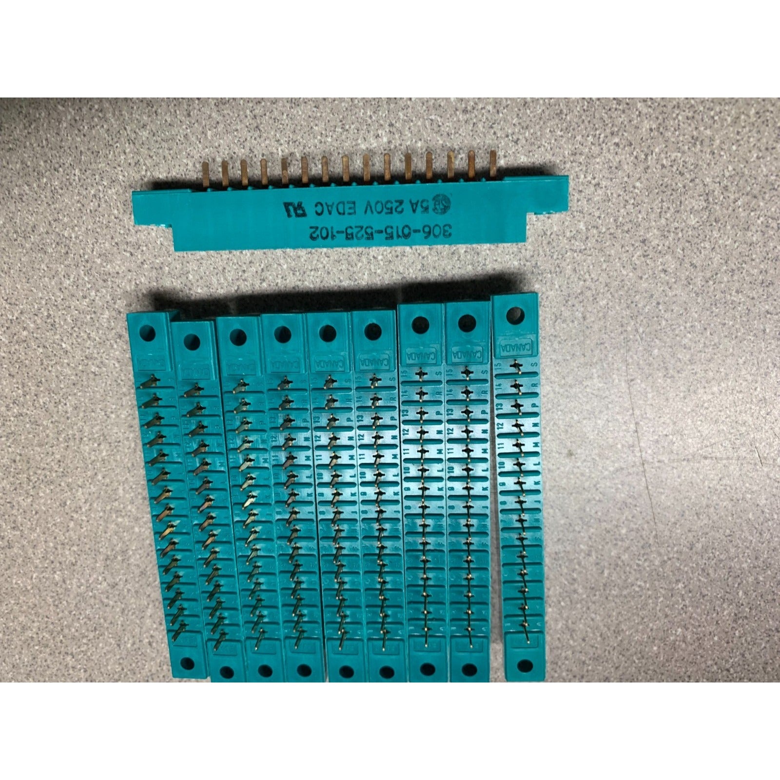 EDAC Inc. Standard Card Edge Connectors 15 Position 306-015-525-102 - Lot of 10 top and side view of connectors