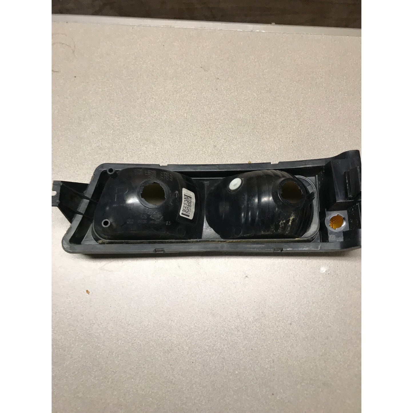 GM P27/7W Right Headlight Bottom Lense, Fits 2003 Chevy Silverado 2500HD back side