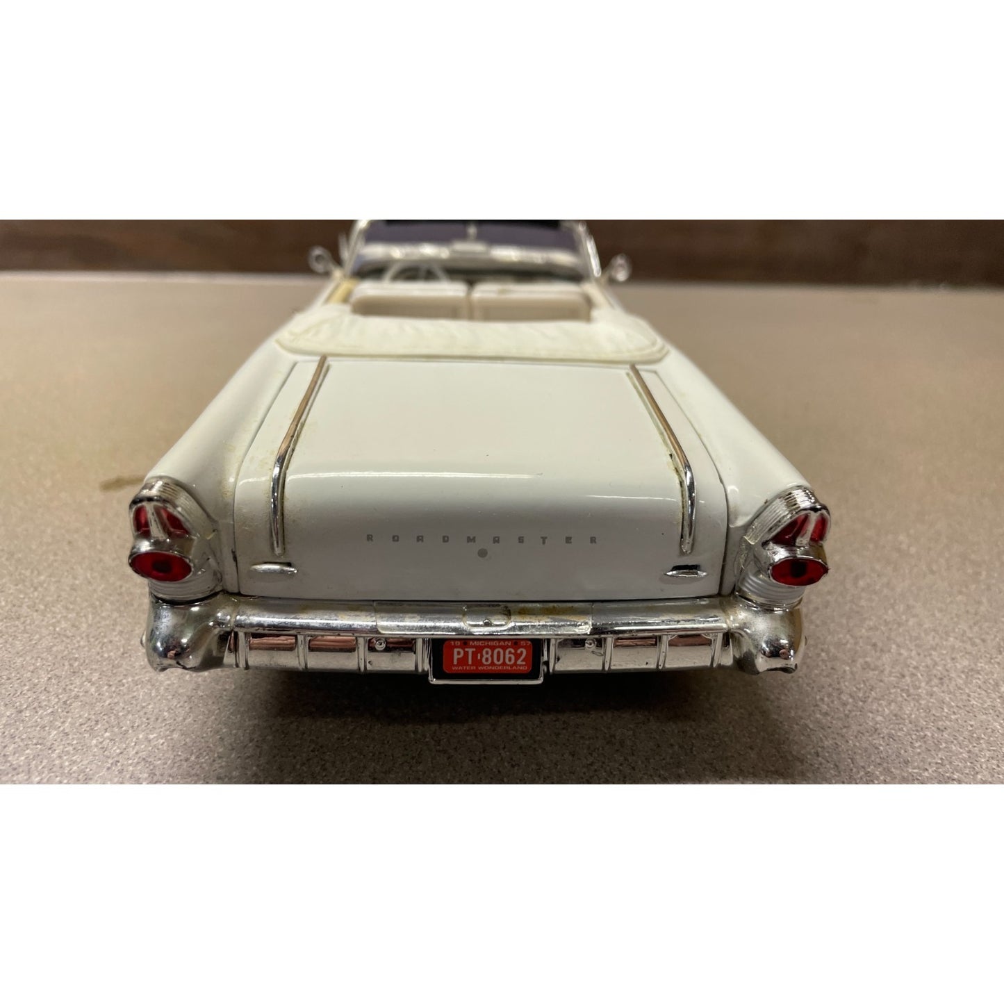 MotorMax 1957 Buick Roadmaster 1/18 Scale Model back end view of trunk