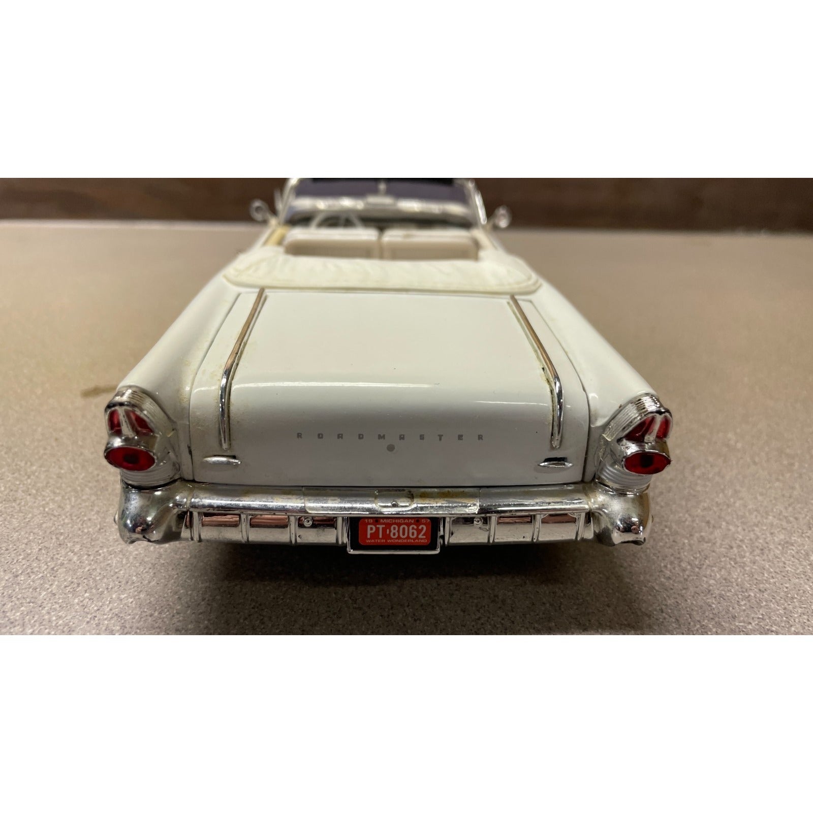 MotorMax 1957 Buick Roadmaster 1/18 Scale Model back end view of trunk
