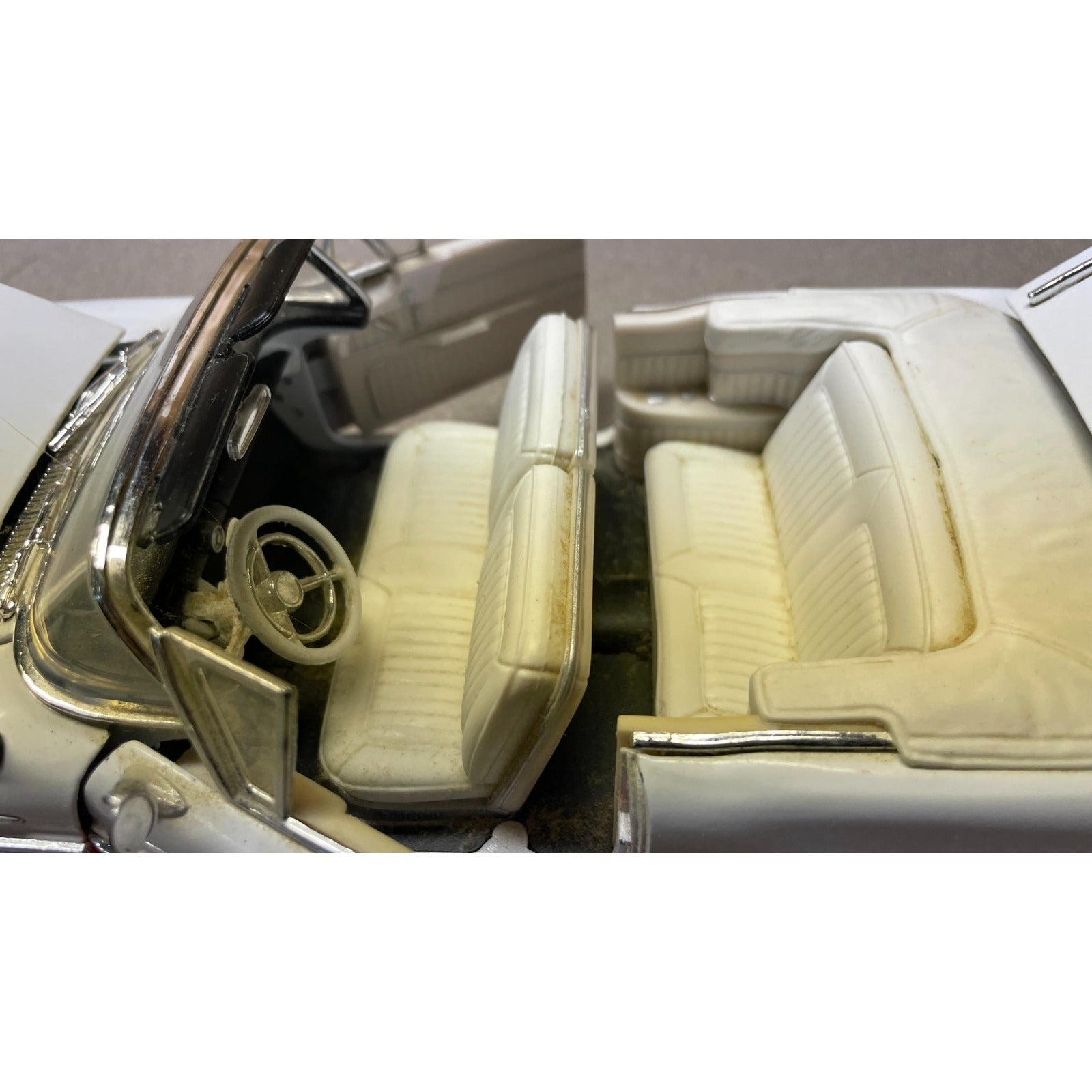 MotorMax 1957 Buick Roadmaster 1/18 Scale Model closeup interior view with doors open