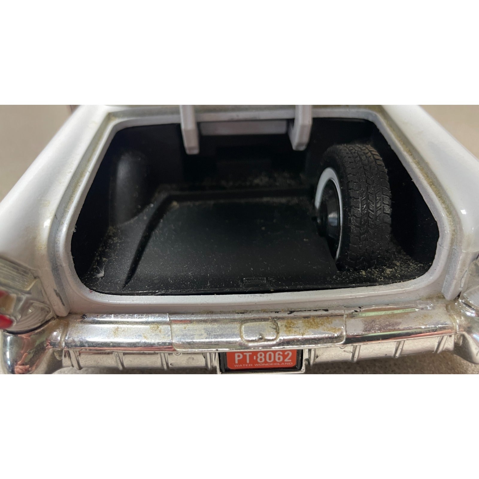 MotorMax 1957 Buick Roadmaster 1/18 Scale Model closeup of open trunk