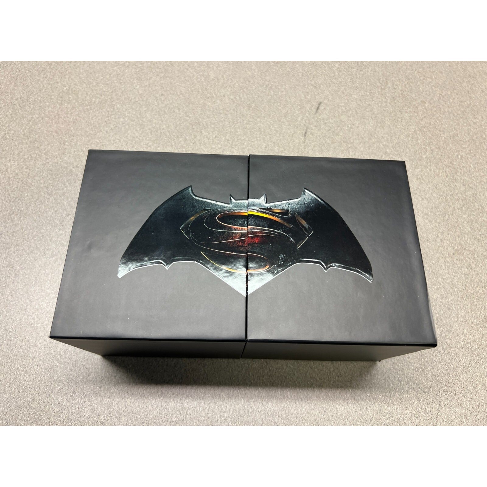 Hot Wheels: Batman v Superman Dawn of Justice (Comic Con Piece) top of box
