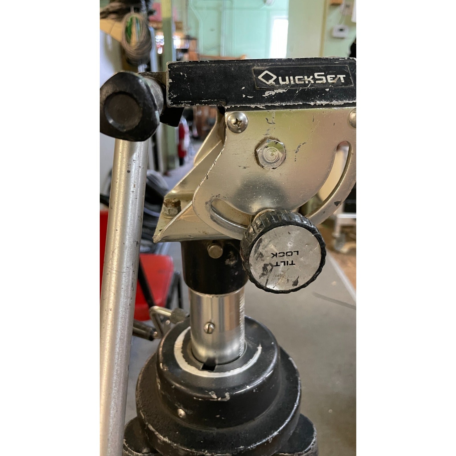 Quickset Moog Medium Weight Tripod 4-72011-6 adjustment control closeup