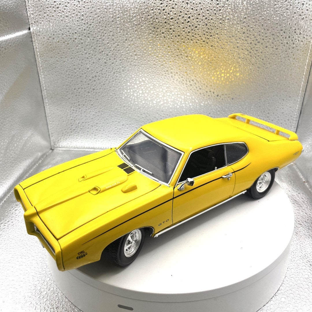 Motor Max 1969 Pontiac GTO "Judge" Yellow Die Cast, Scale: 1/18, 73133 front end/drivers side view